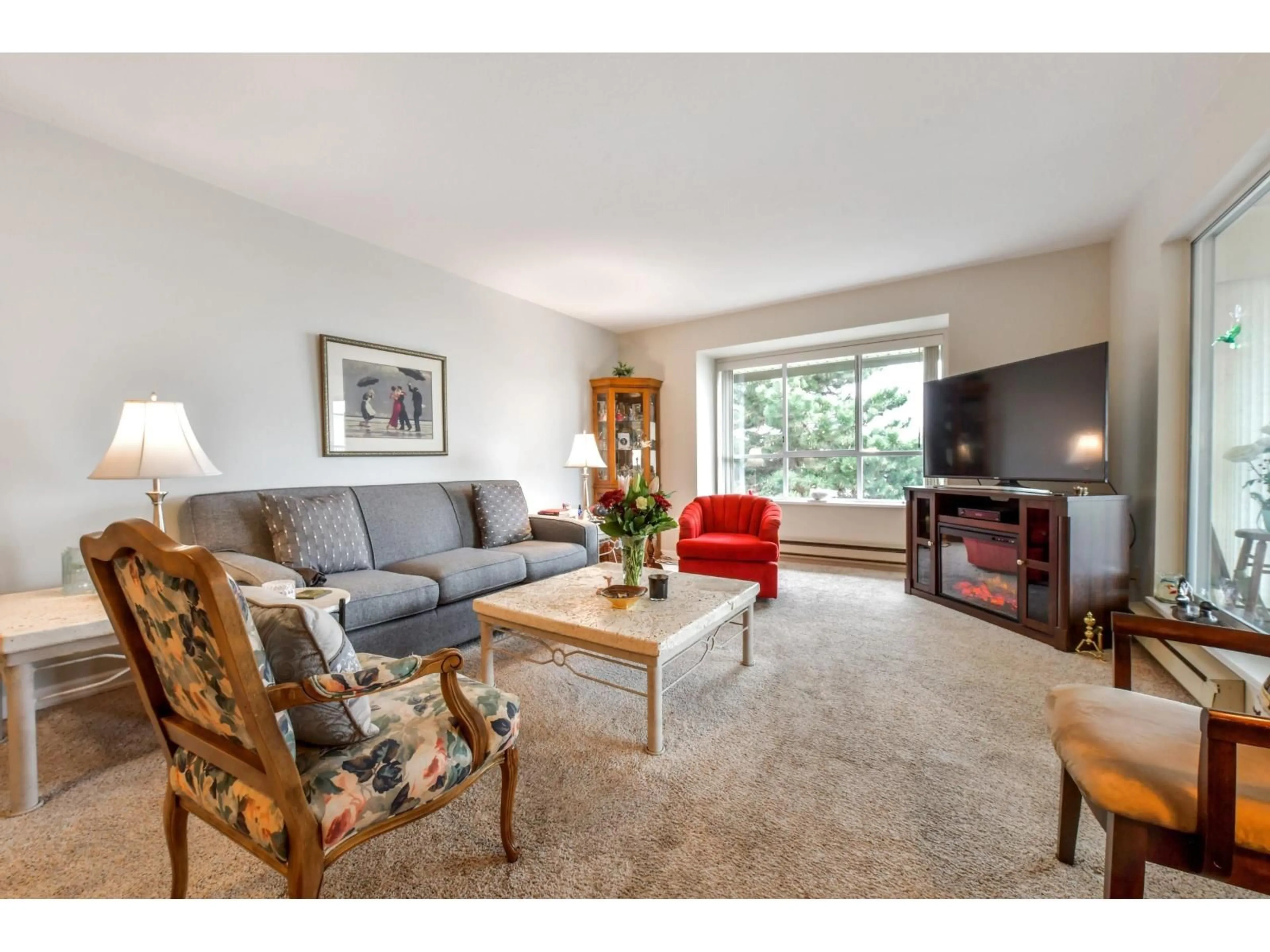 Living room with furniture, unknown for 303 - 15130 ROPER AVENUE, White Rock British Columbia V4B2E7