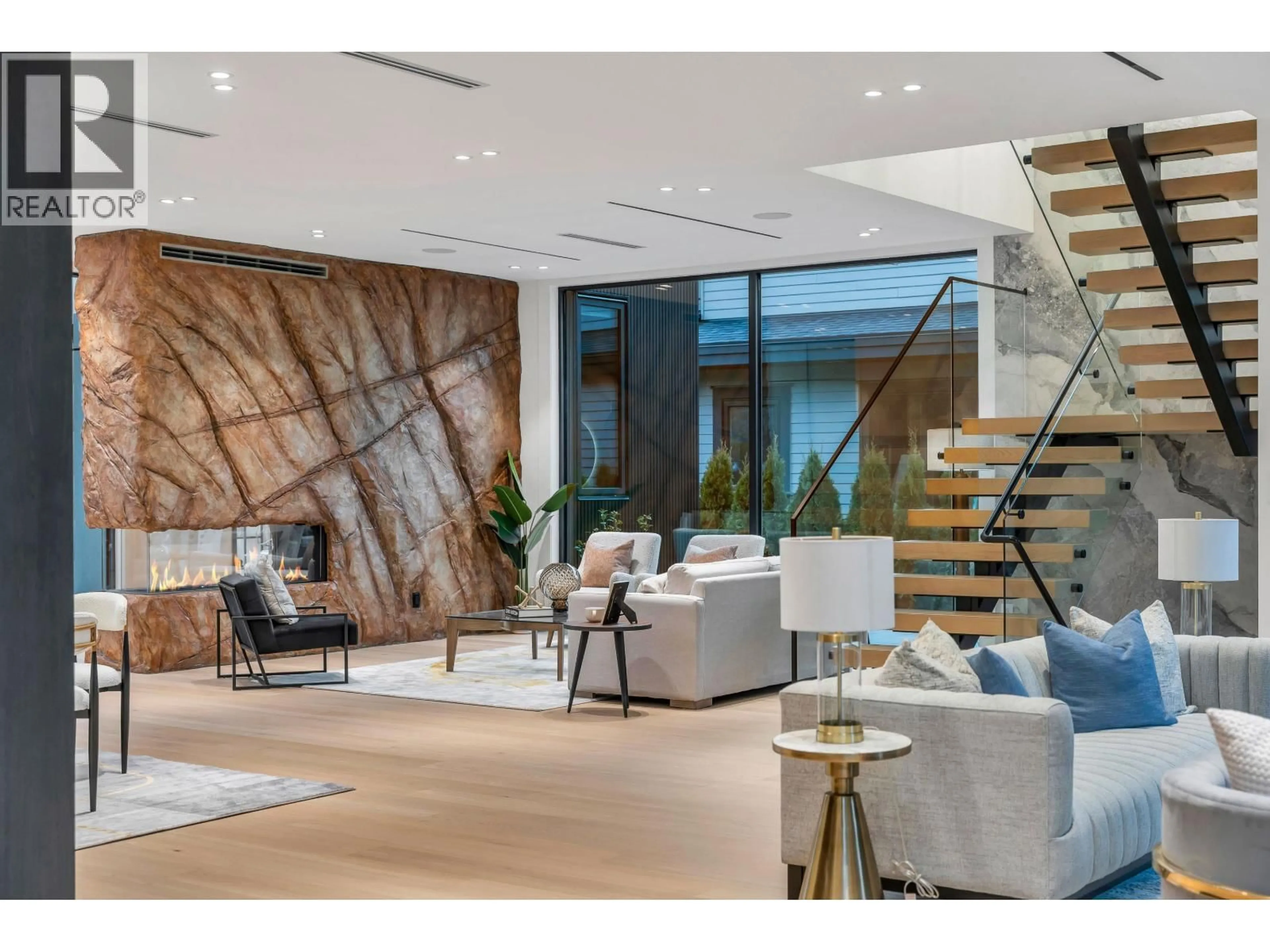 Indoor foyer for 922 WENTWORTH AVENUE, North Vancouver British Columbia V7R1R7