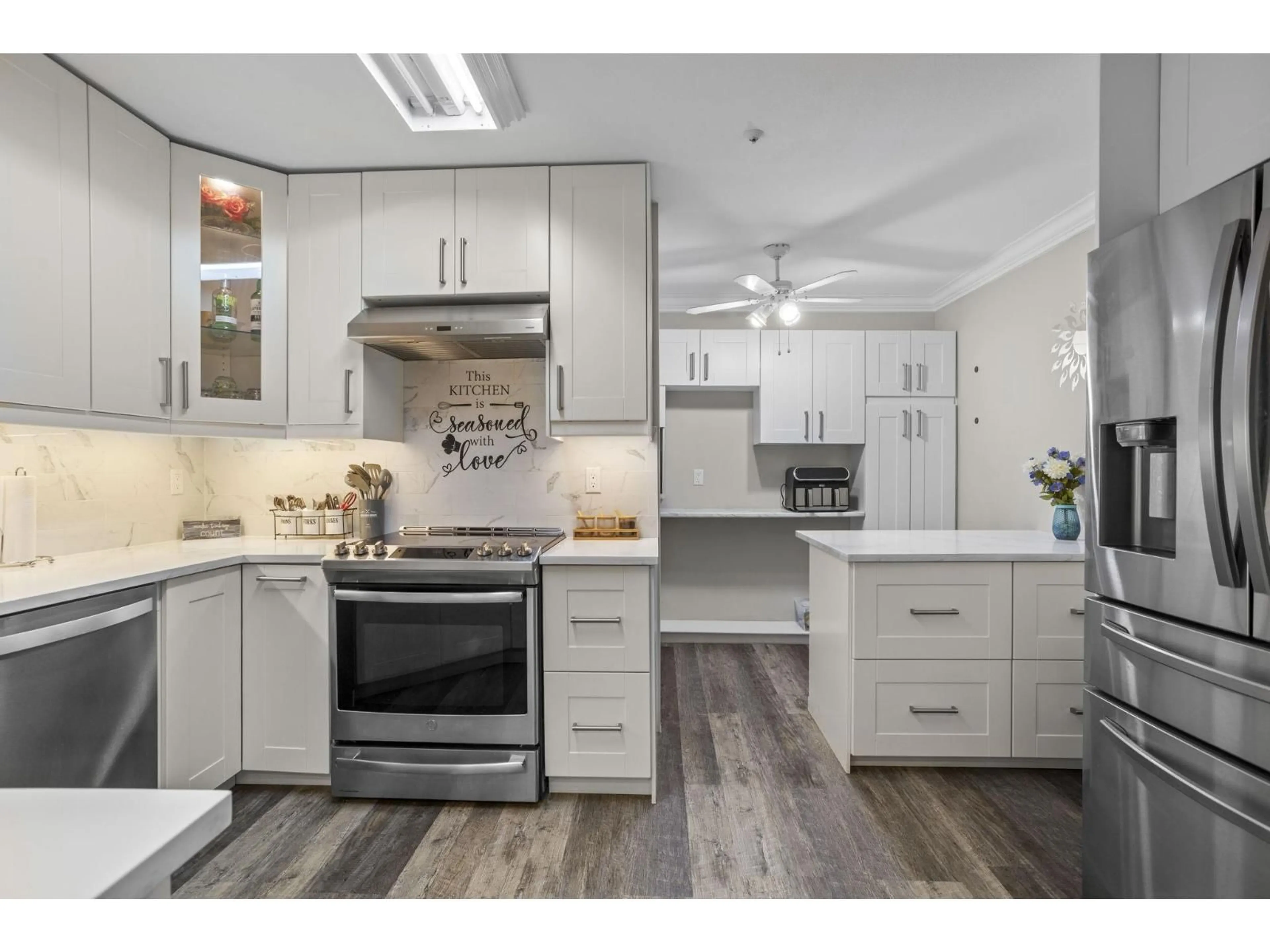 Open concept kitchen, wood/laminate floor for 310 - 7435 121A STREET, Surrey British Columbia V3W0W8