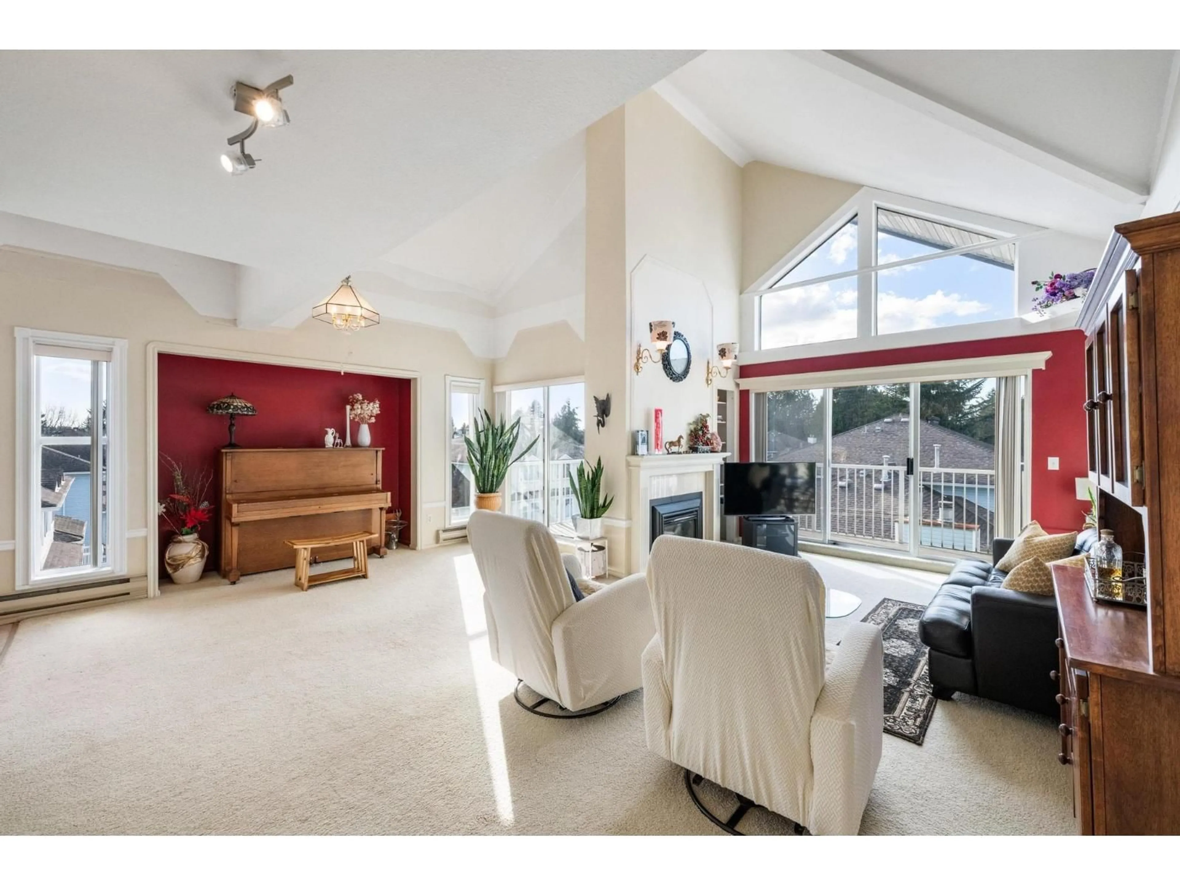 Living room with furniture, unknown for 319 - 13918 72 AVENUE, Surrey British Columbia V3W0T4