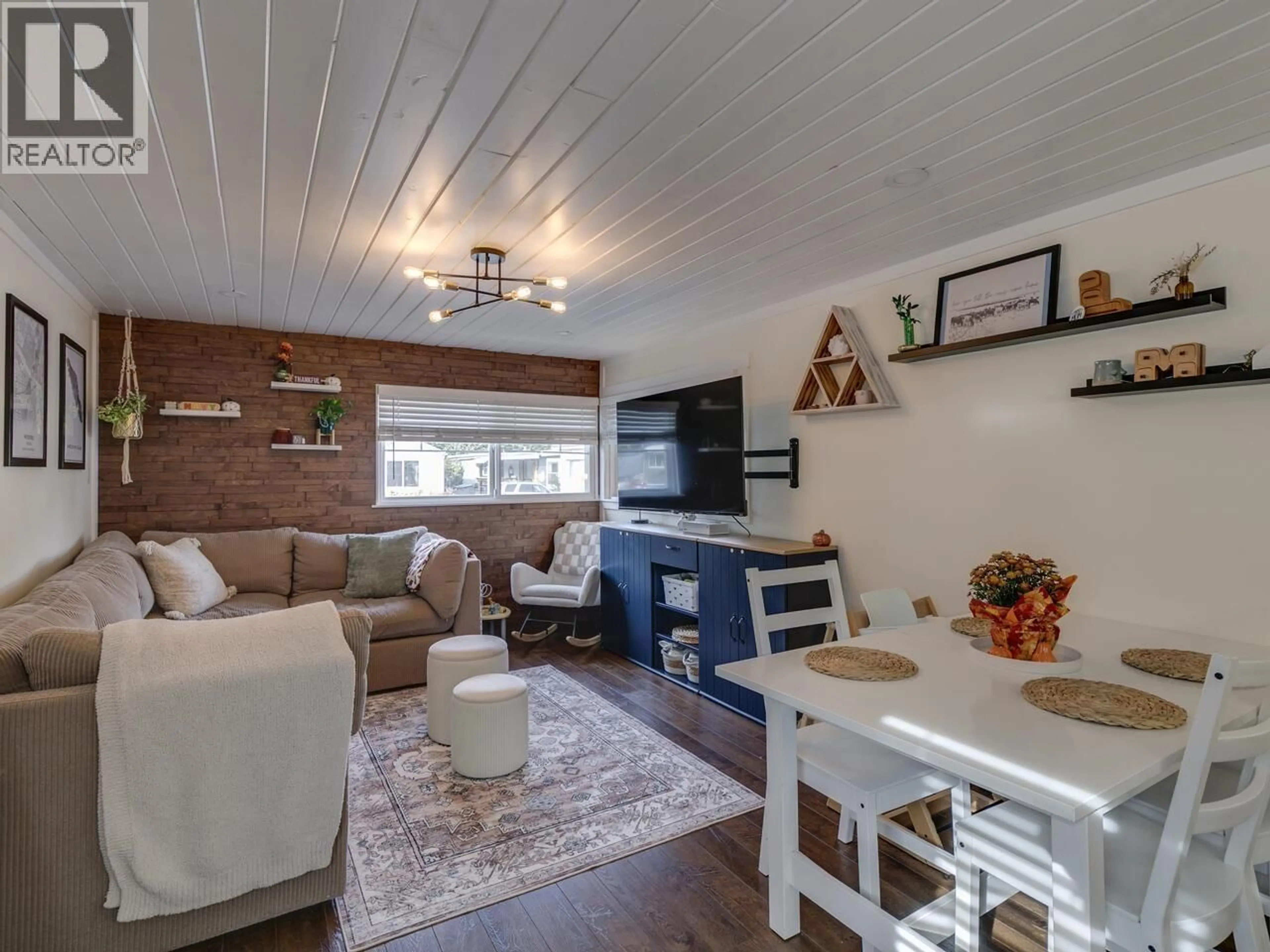 Living room with furniture, wood/laminate floor for 4 - 39768 GOVERNMENT ROAD, Squamish British Columbia V8B0G3