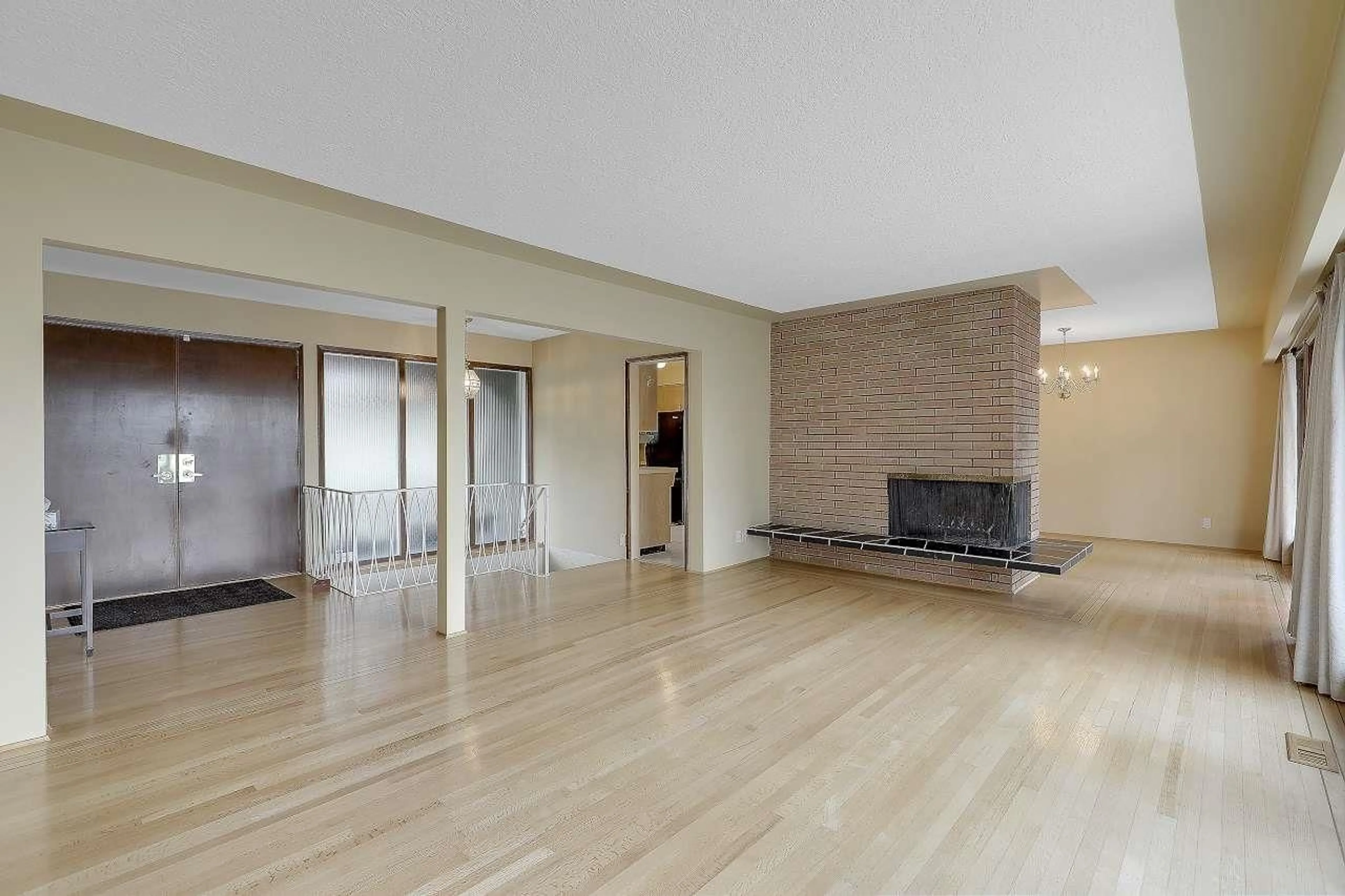 Indoor foyer for 13753 114 AVENUE, Surrey British Columbia V3R2L6