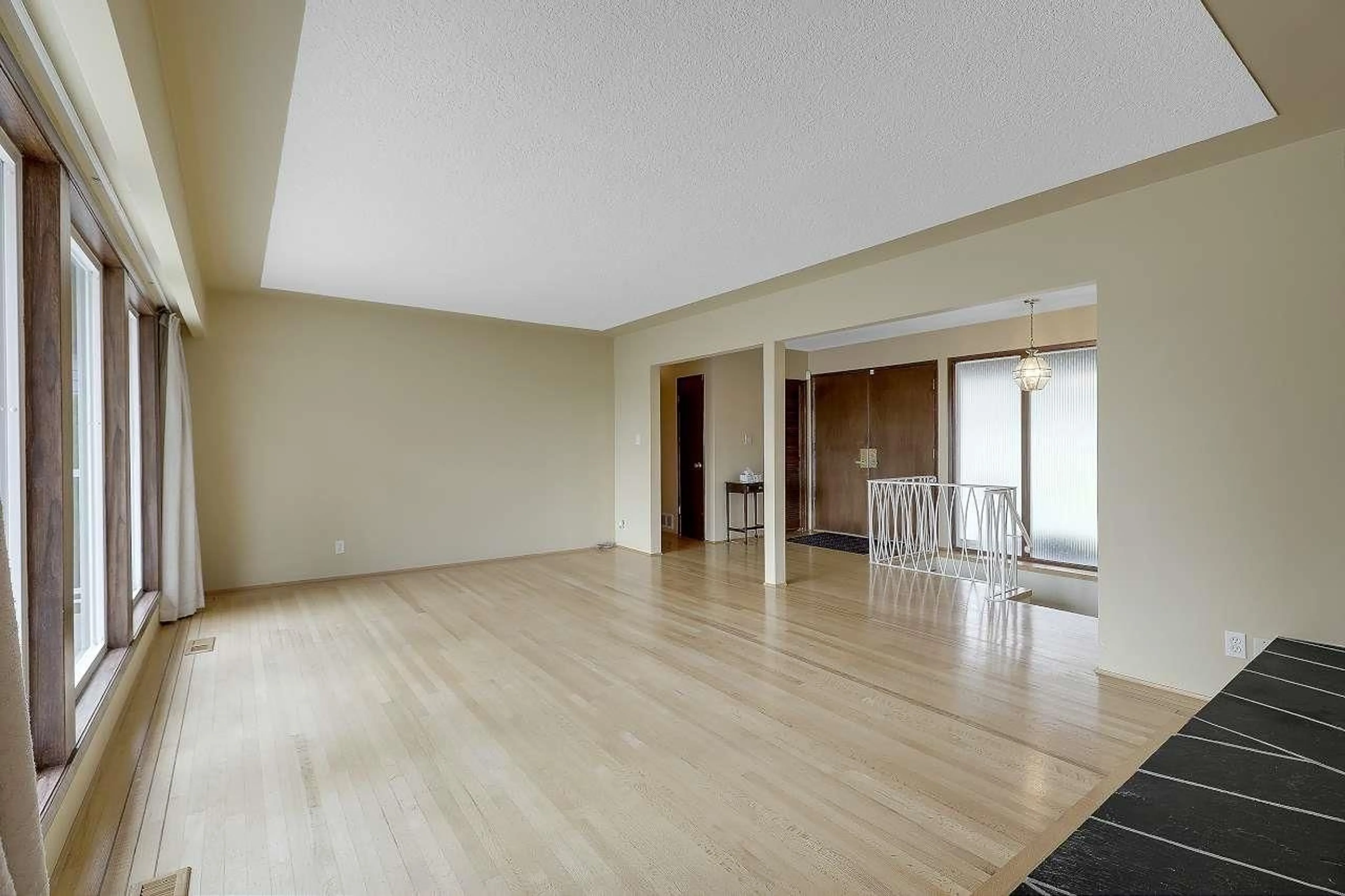 Indoor foyer for 13753 114 AVENUE, Surrey British Columbia V3R2L6