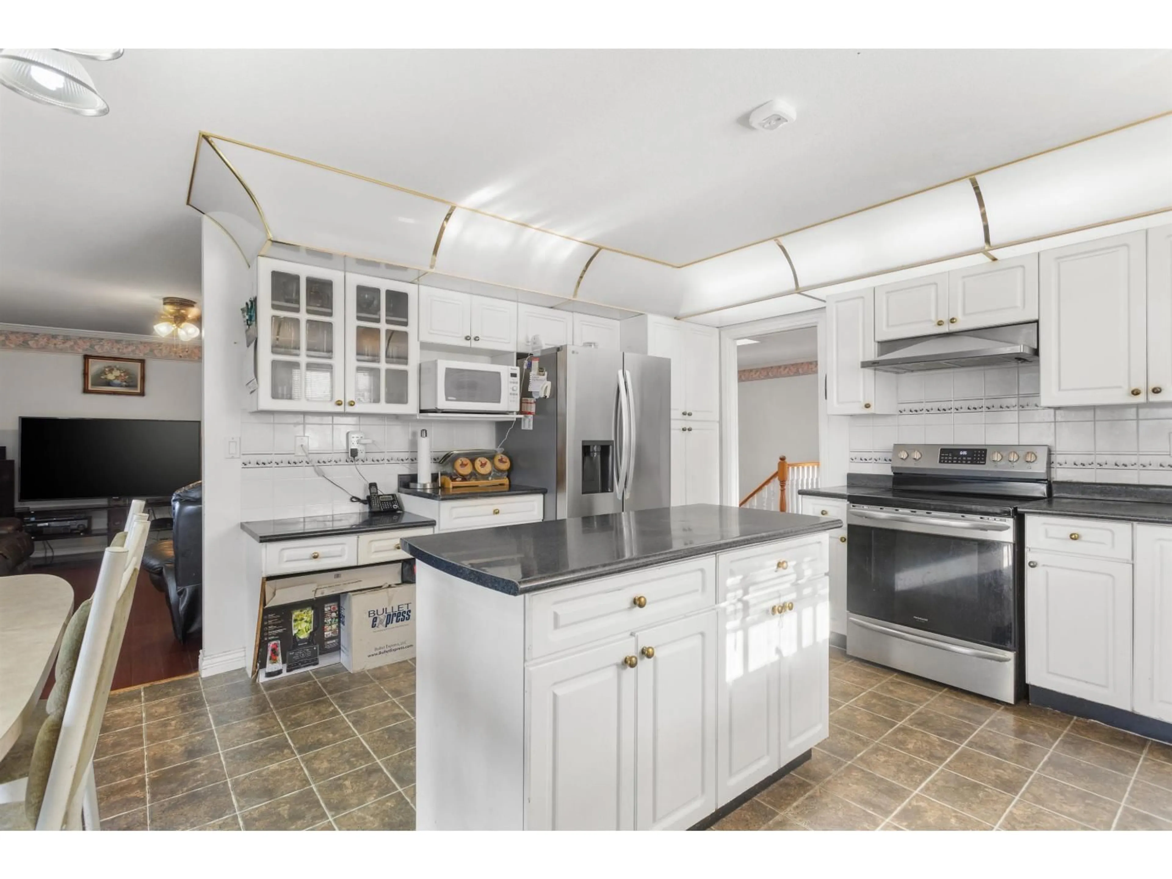 Open concept kitchen, ceramic/tile floor for 12185 98A AVENUE, Surrey British Columbia V3V7S5