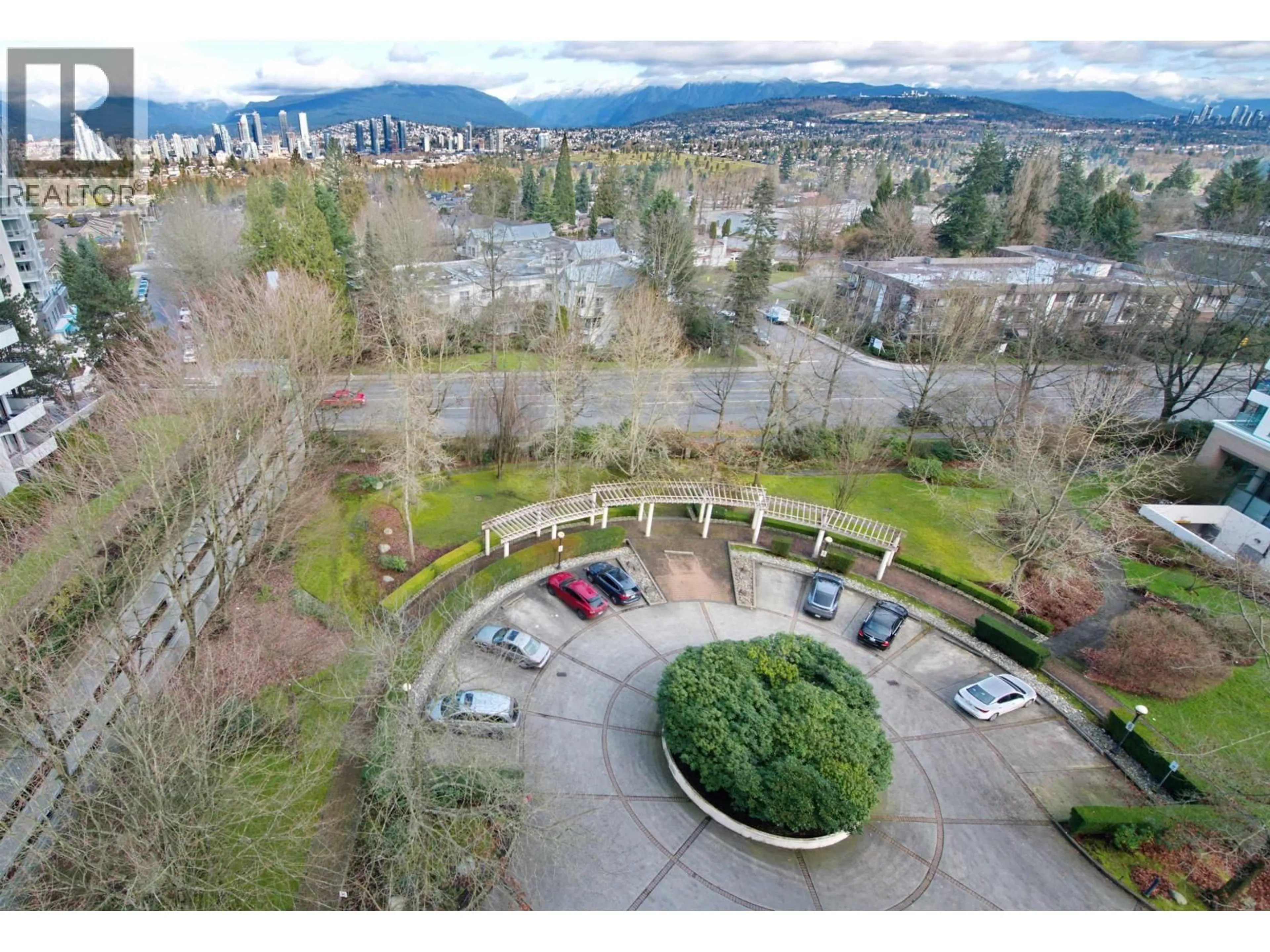 A pic from outside/outdoor area/front of a property/back of a property/a pic from drone, mountain view for 1007 - 5899 WILSON AVENUE, Burnaby British Columbia V5H4R9