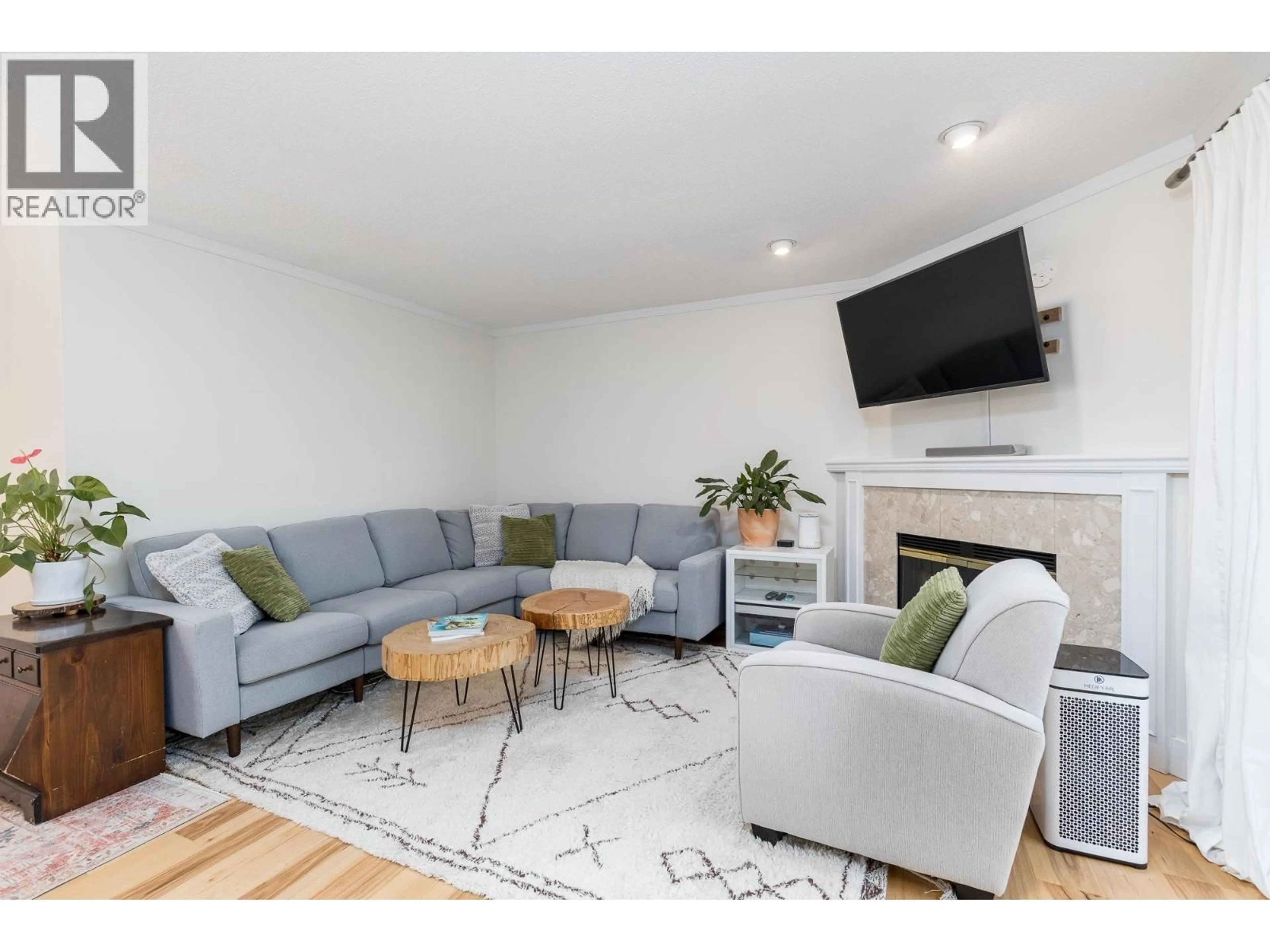 Living room with furniture, wood/laminate floor for 25 - 12438 BRUNSWICK PLACE, Richmond British Columbia V7E6K6