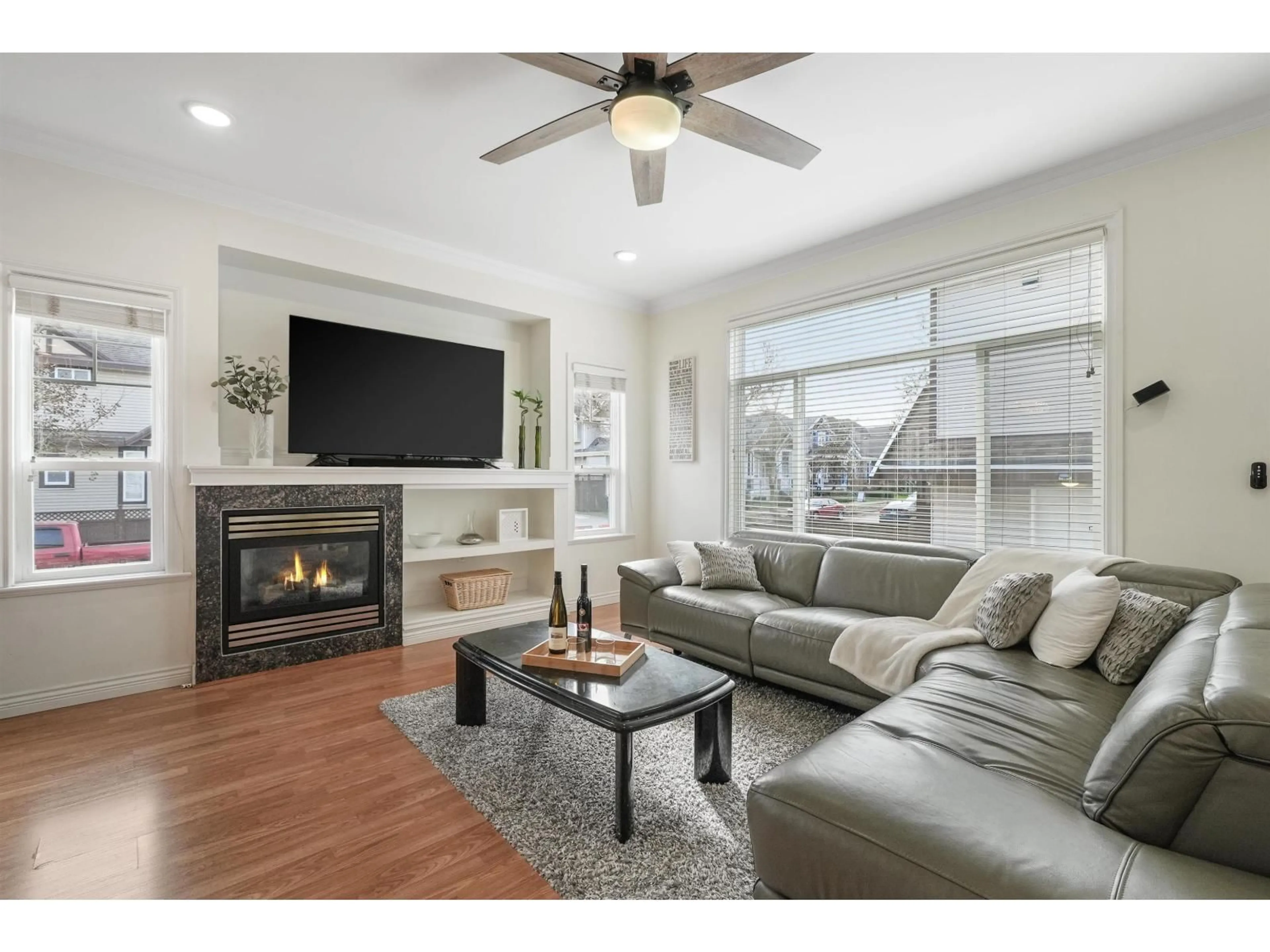 Living room with furniture, wood/laminate floor for 6953 192 STREET, Surrey British Columbia V4N5W6