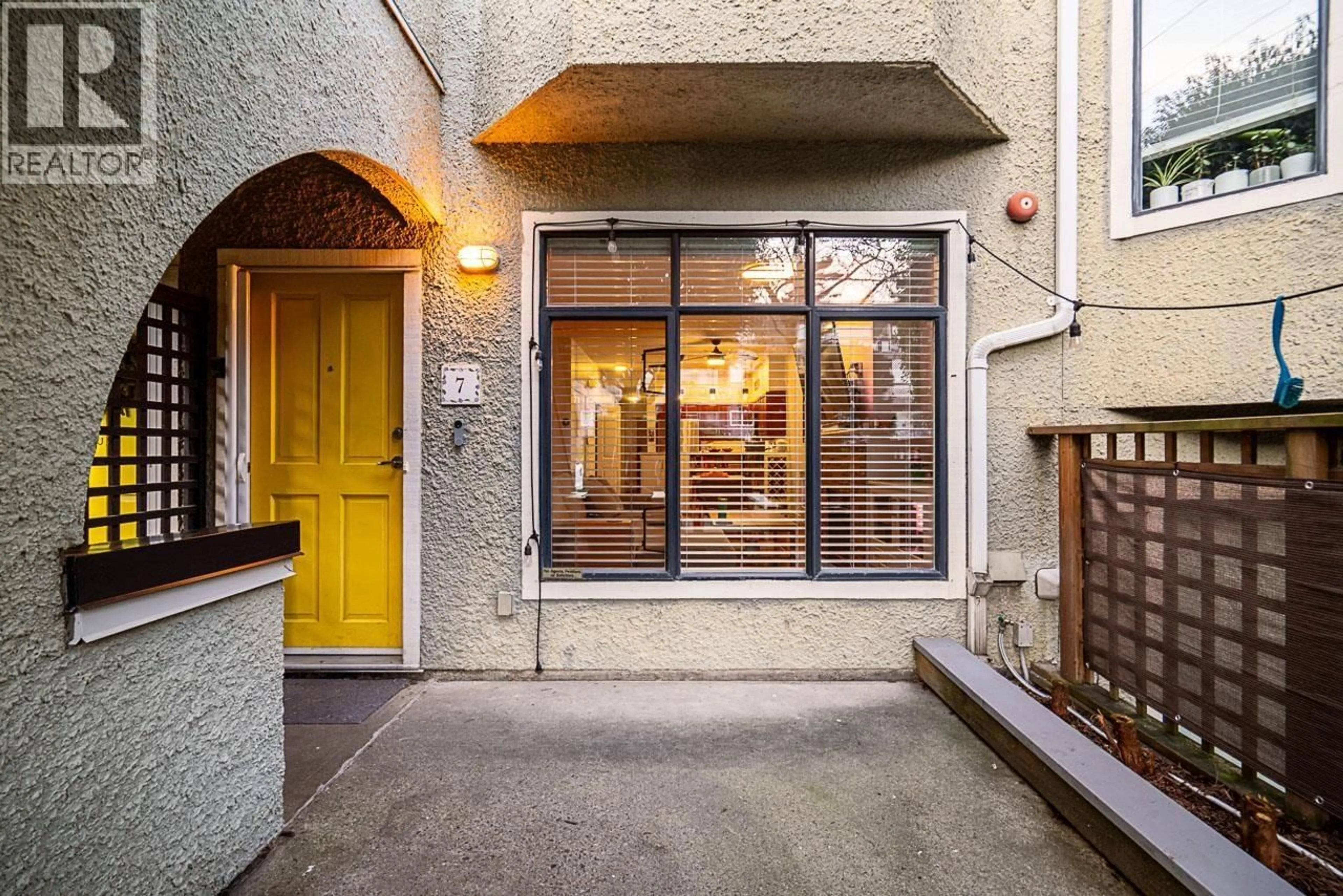 Indoor foyer for 7 - 221 ASH STREET, New Westminster British Columbia V3M3M5