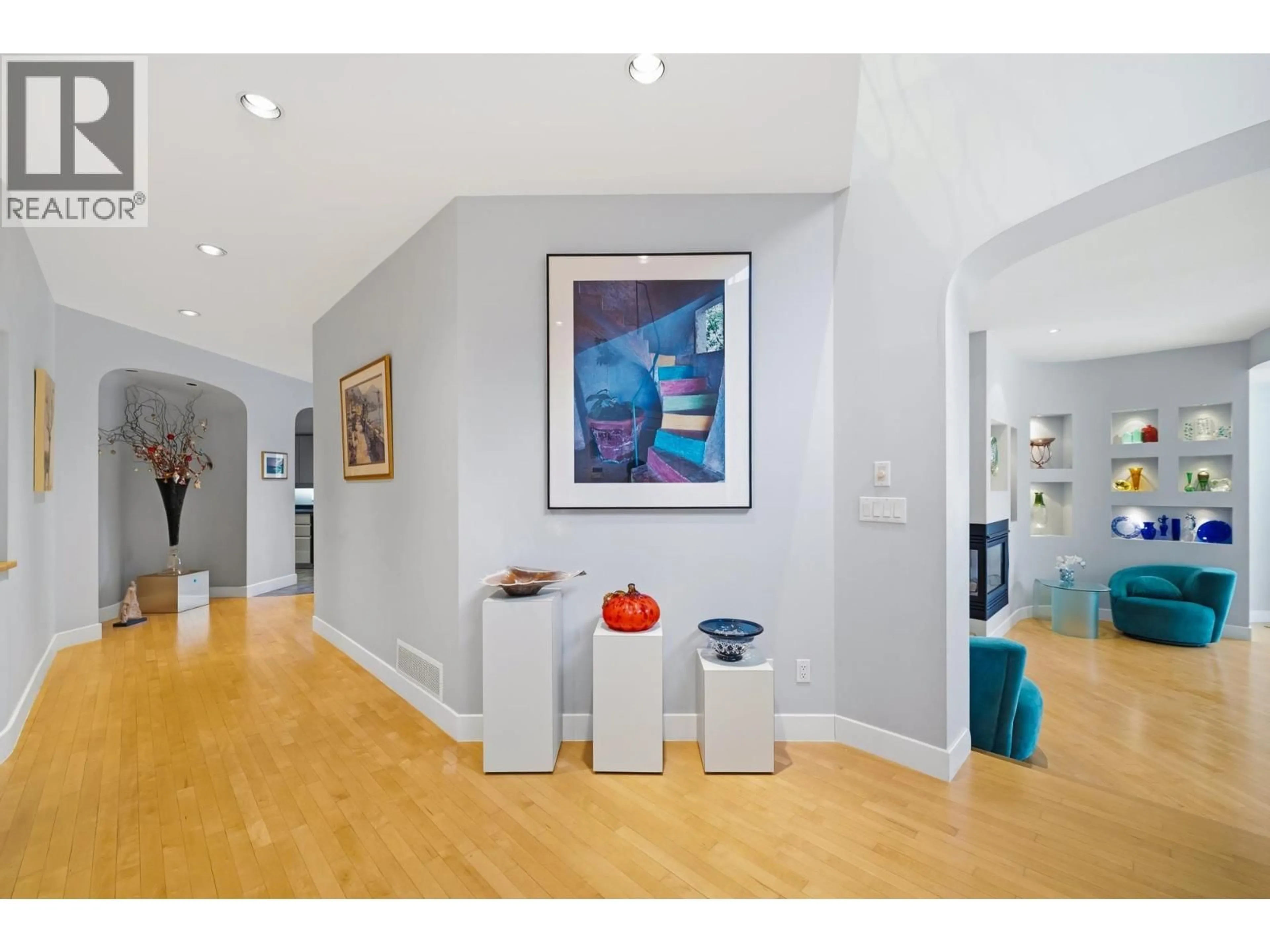 Indoor foyer for 1075 THOMSON ROAD, Anmore British Columbia V3H4X9