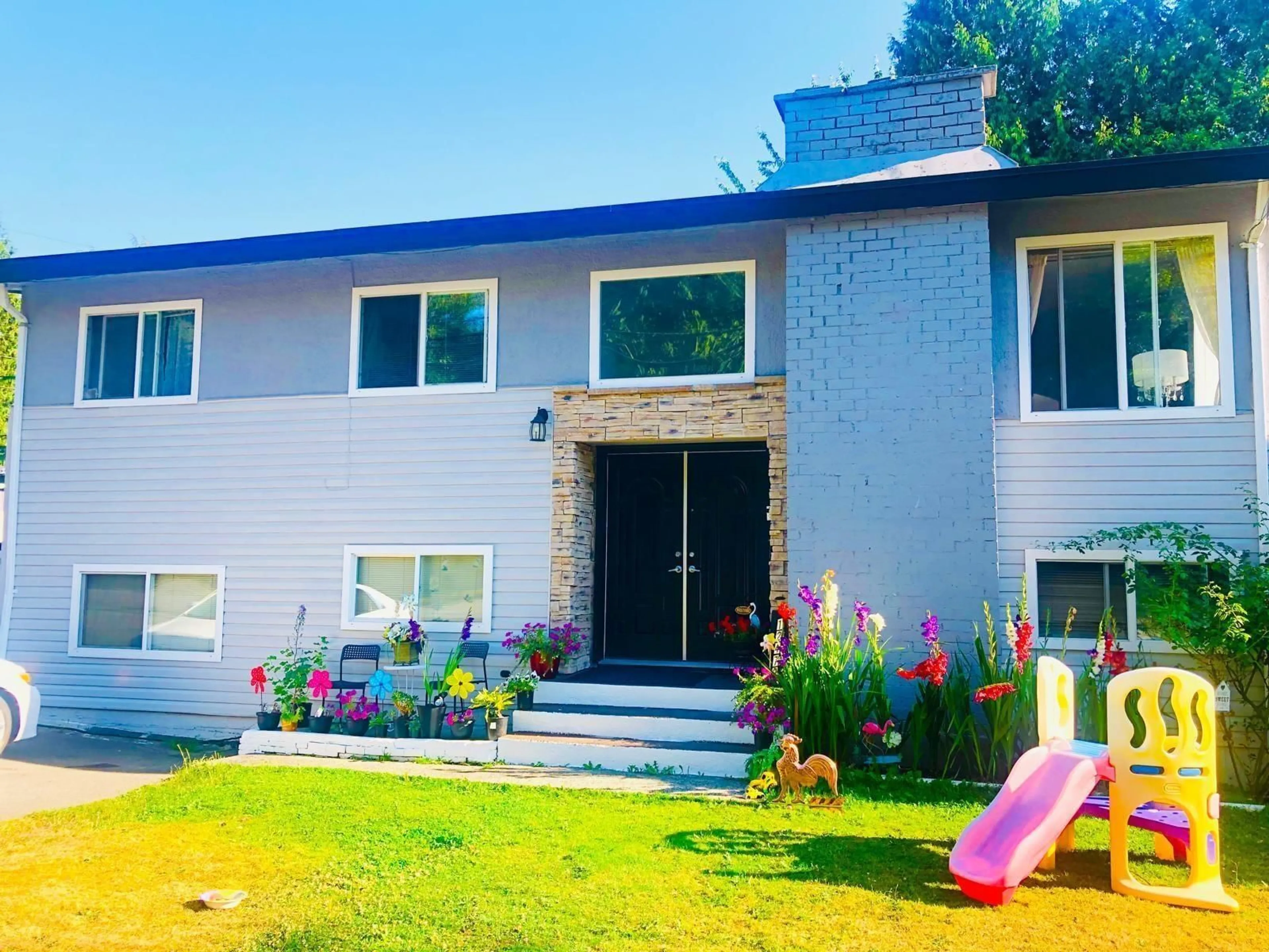 Home with vinyl exterior material, building for 12472 100 AVENUE, Surrey British Columbia V3V2X5