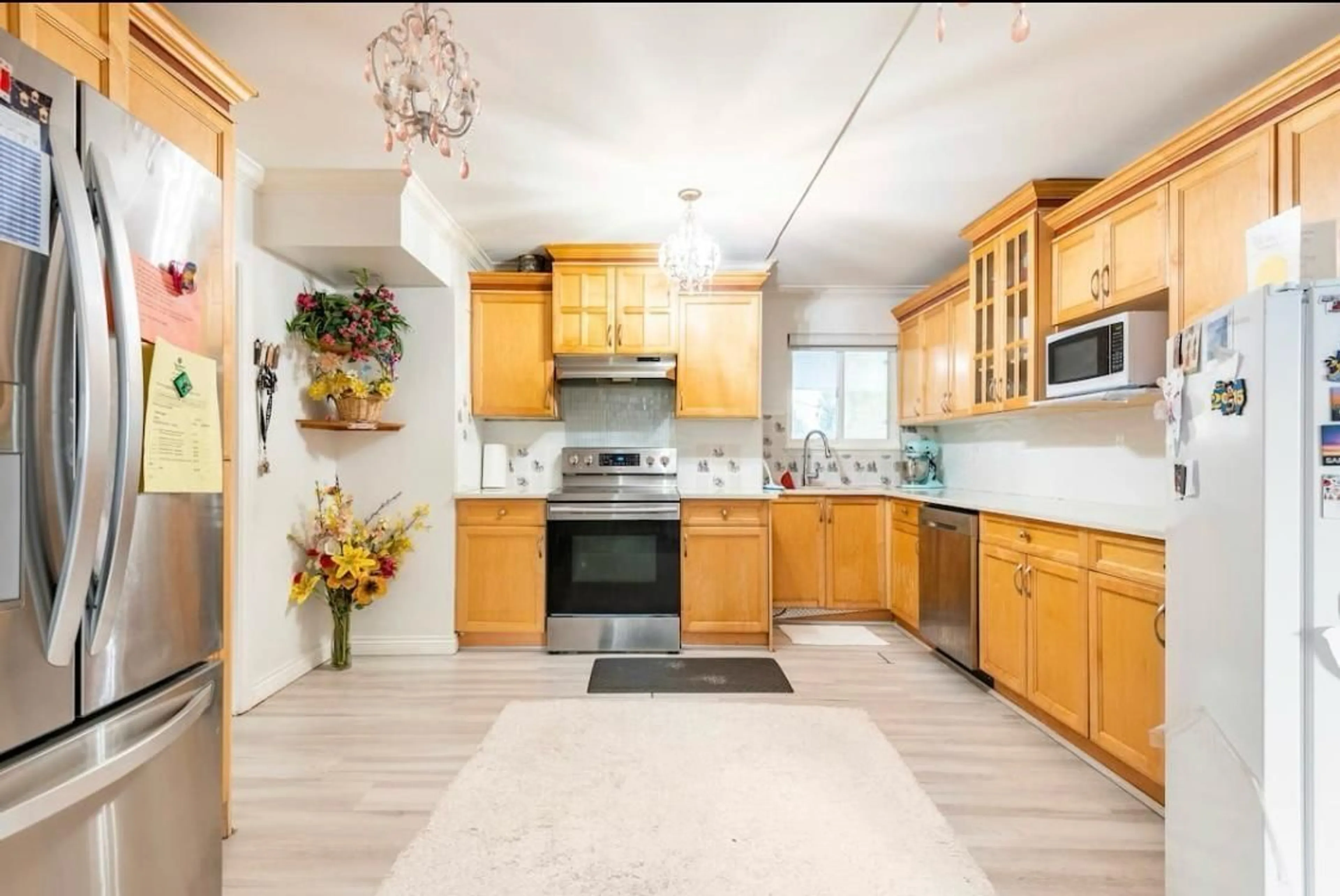 Open concept kitchen, ceramic/tile floor for 12472 100 AVENUE, Surrey British Columbia V3V2X5