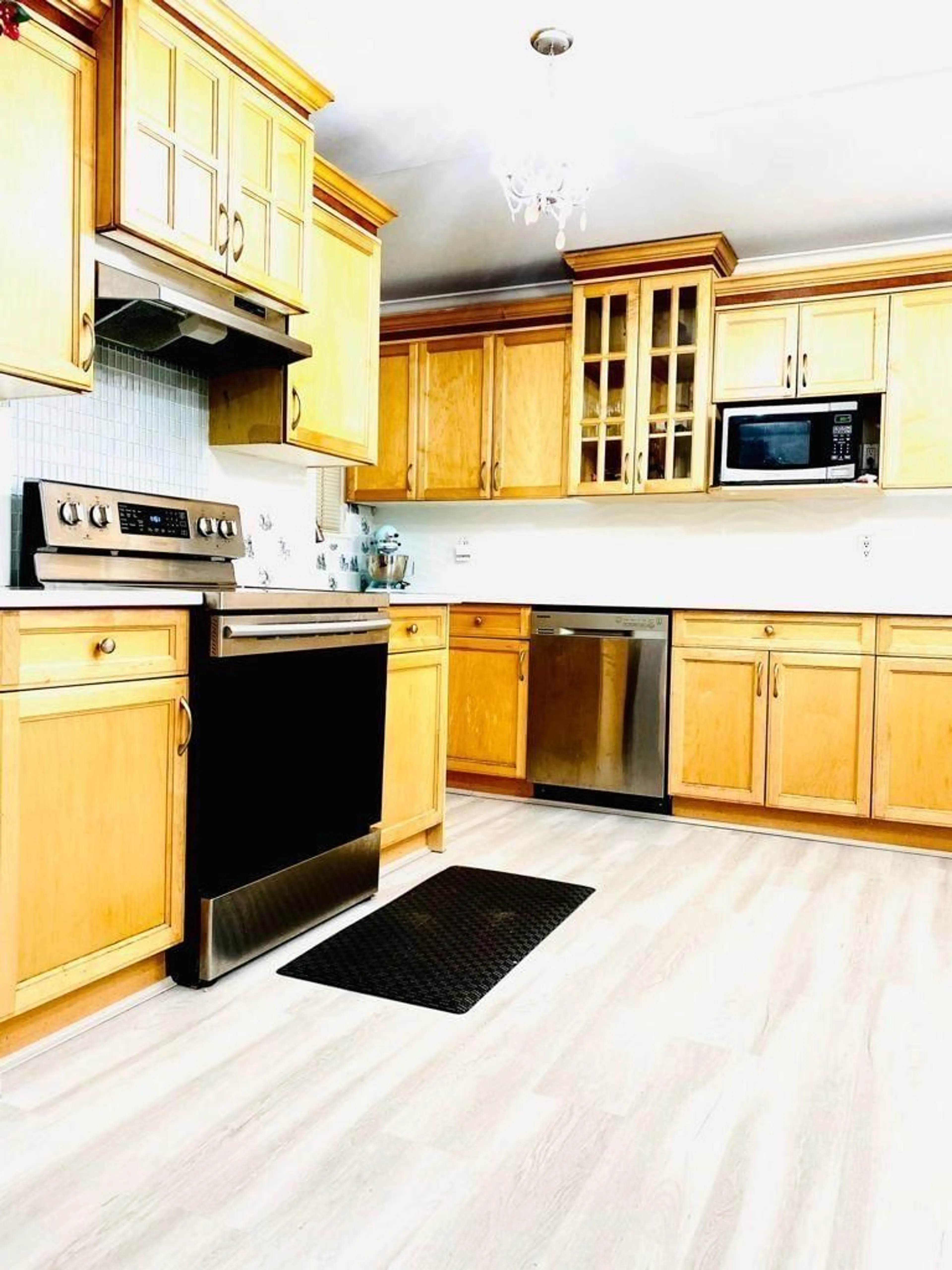 Standard kitchen, unknown for 12472 100 AVENUE, Surrey British Columbia V3V2X5