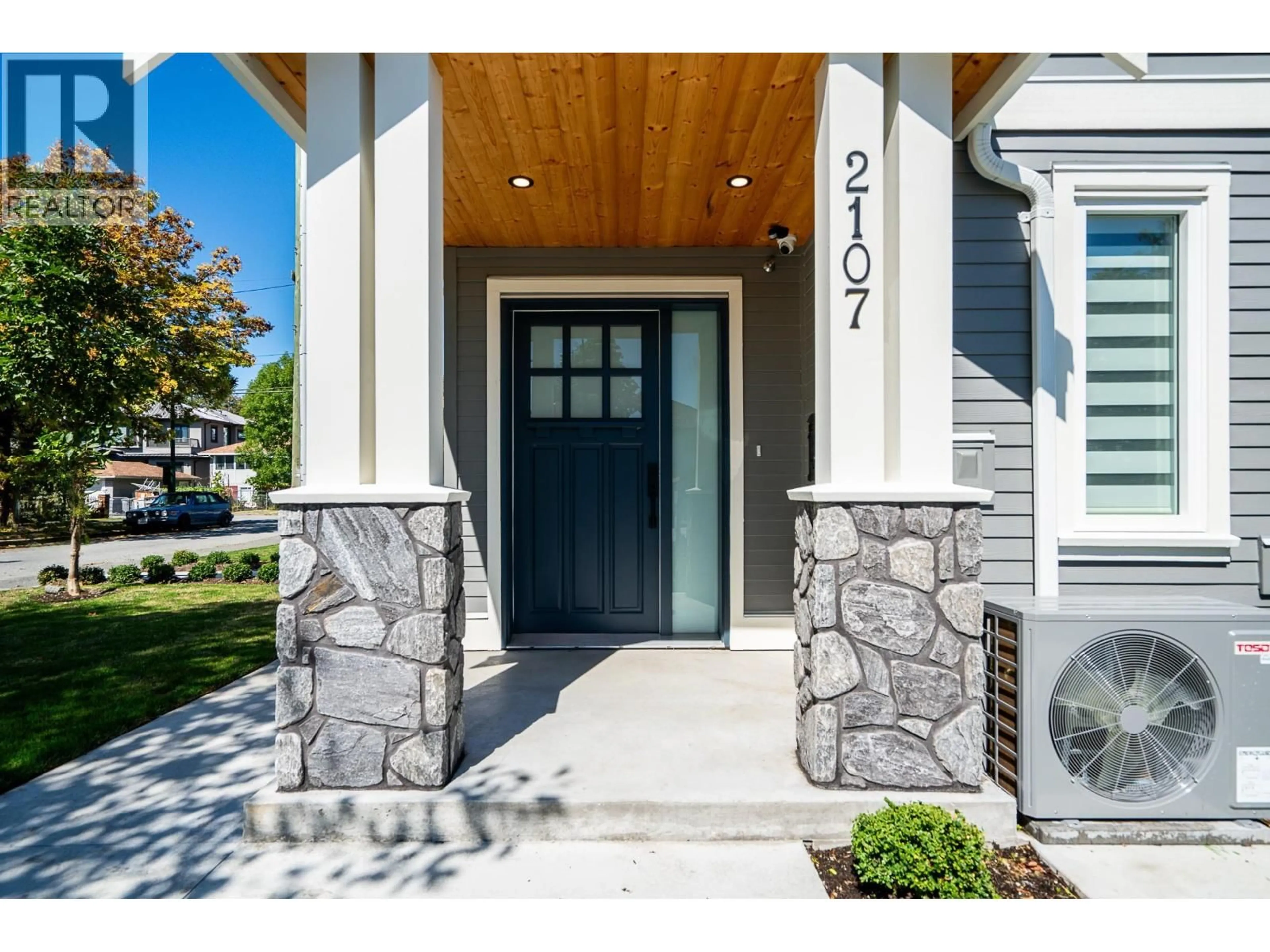Indoor entryway for 2107 33RD AVENUE, Vancouver British Columbia V5N3E9