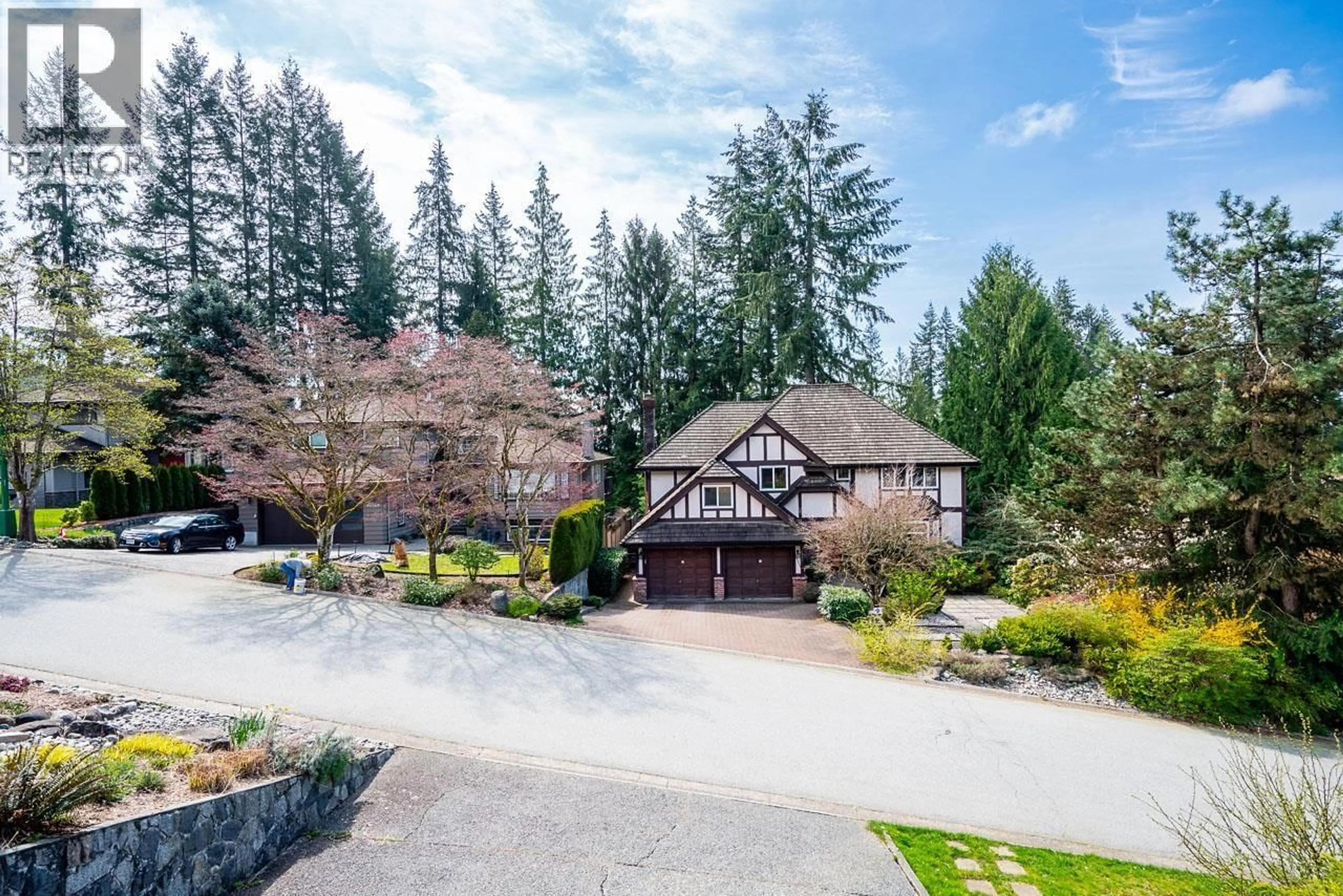 A pic from outside/outdoor area/front of a property/back of a property/a pic from drone, unknown for 2940 DRESDEN WAY, North Vancouver British Columbia V7H1P6