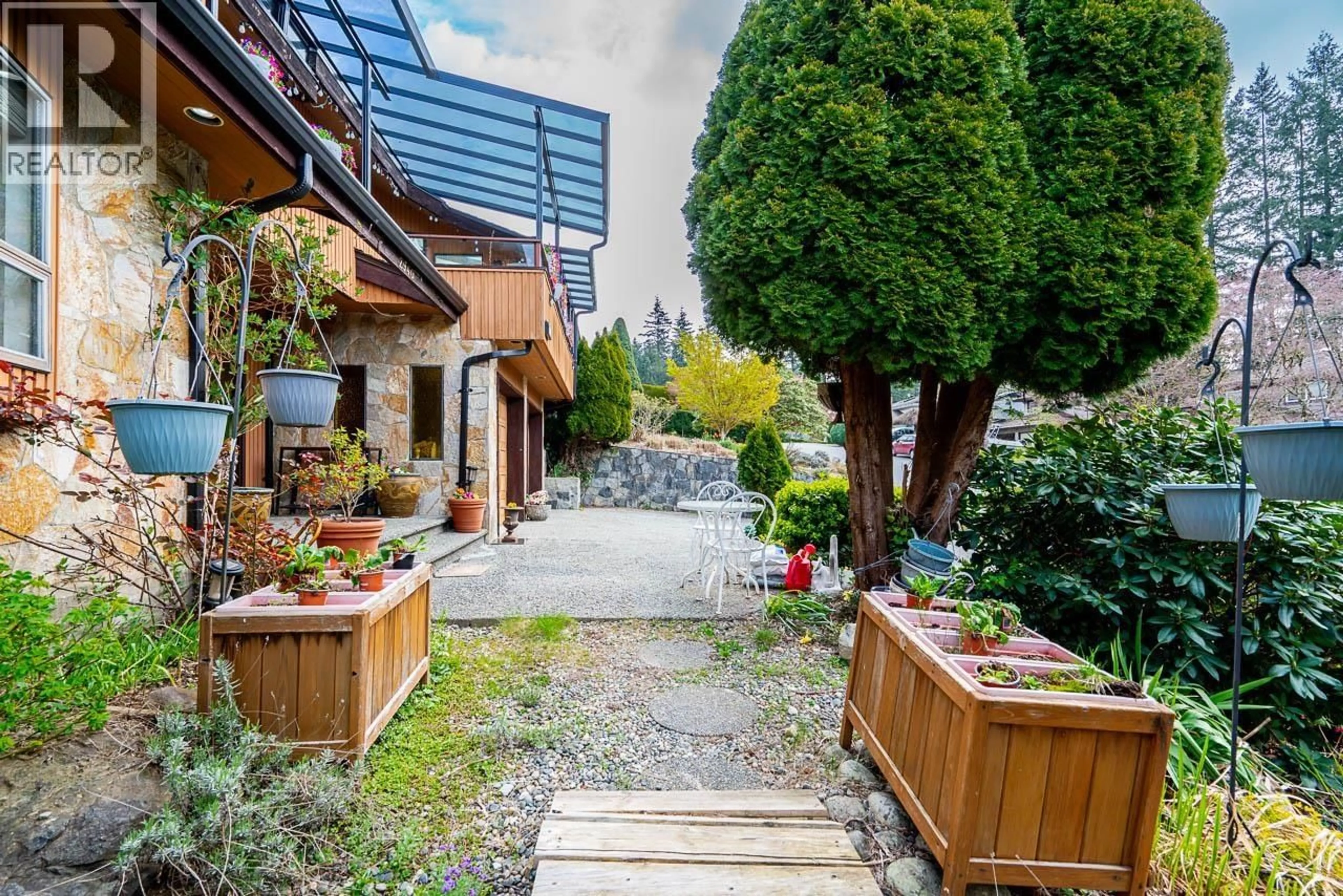 Patio, street for 2940 DRESDEN WAY, North Vancouver British Columbia V7H1P6