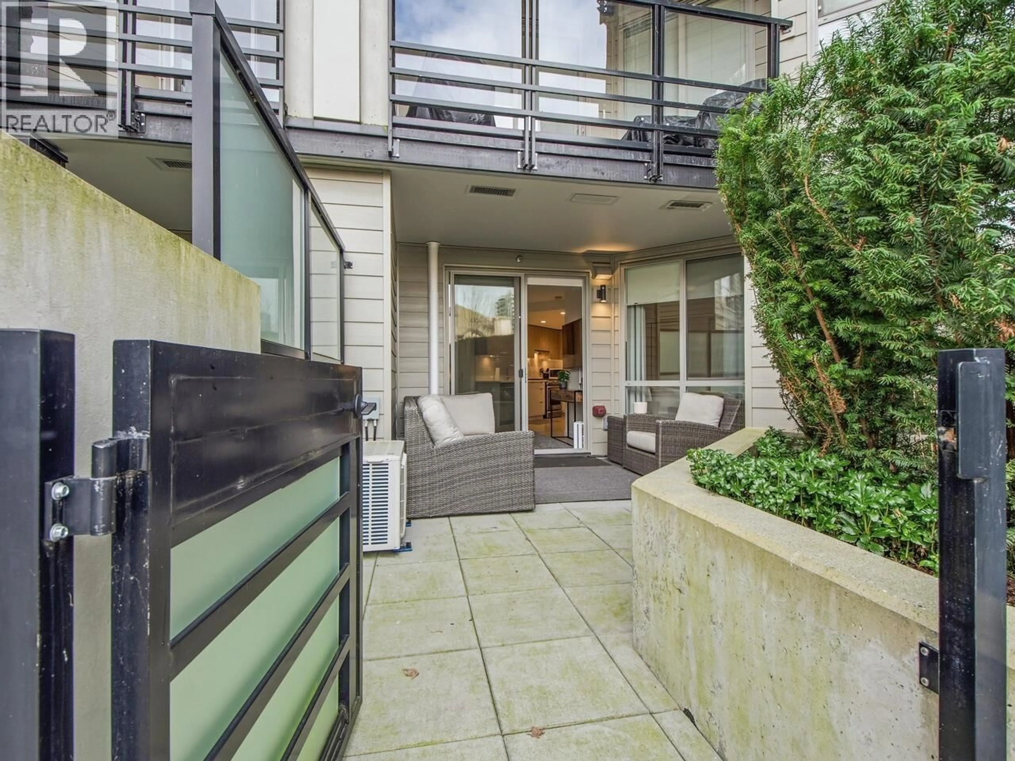 Patio, street for 118 - 108 8TH STREET, North Vancouver British Columbia V7L0H1