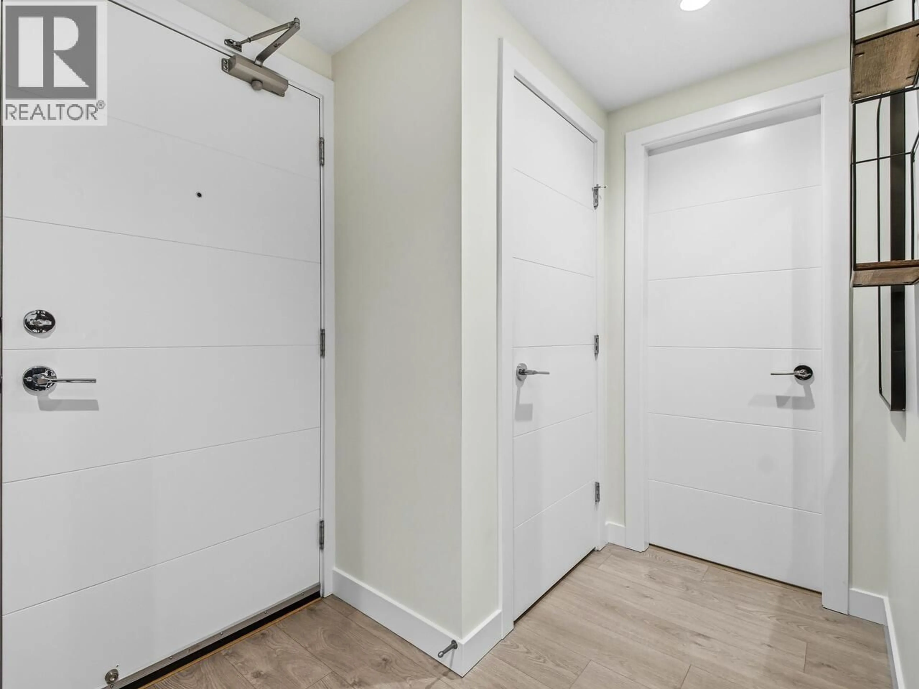 Indoor entryway for 118 - 108 8TH STREET, North Vancouver British Columbia V7L0H1