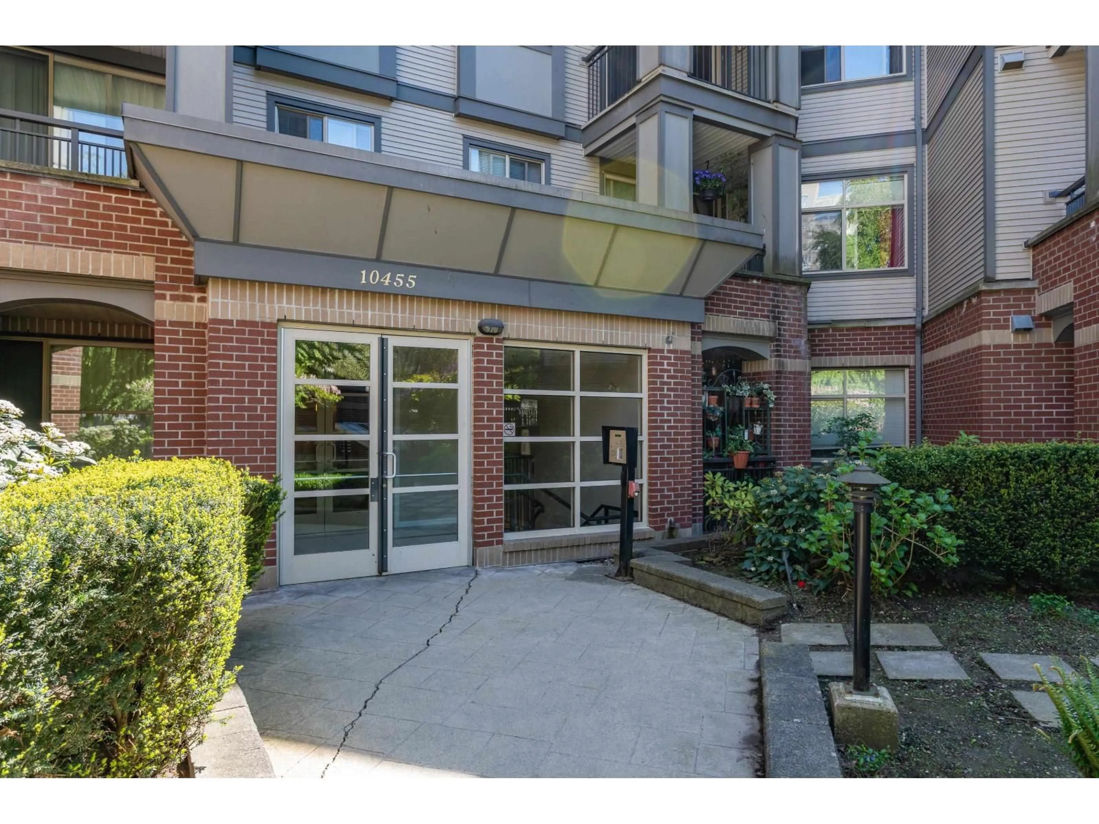 Indoor foyer for 402 - 10455 UNIVERSITY DRIVE, Surrey British Columbia V3T0A5