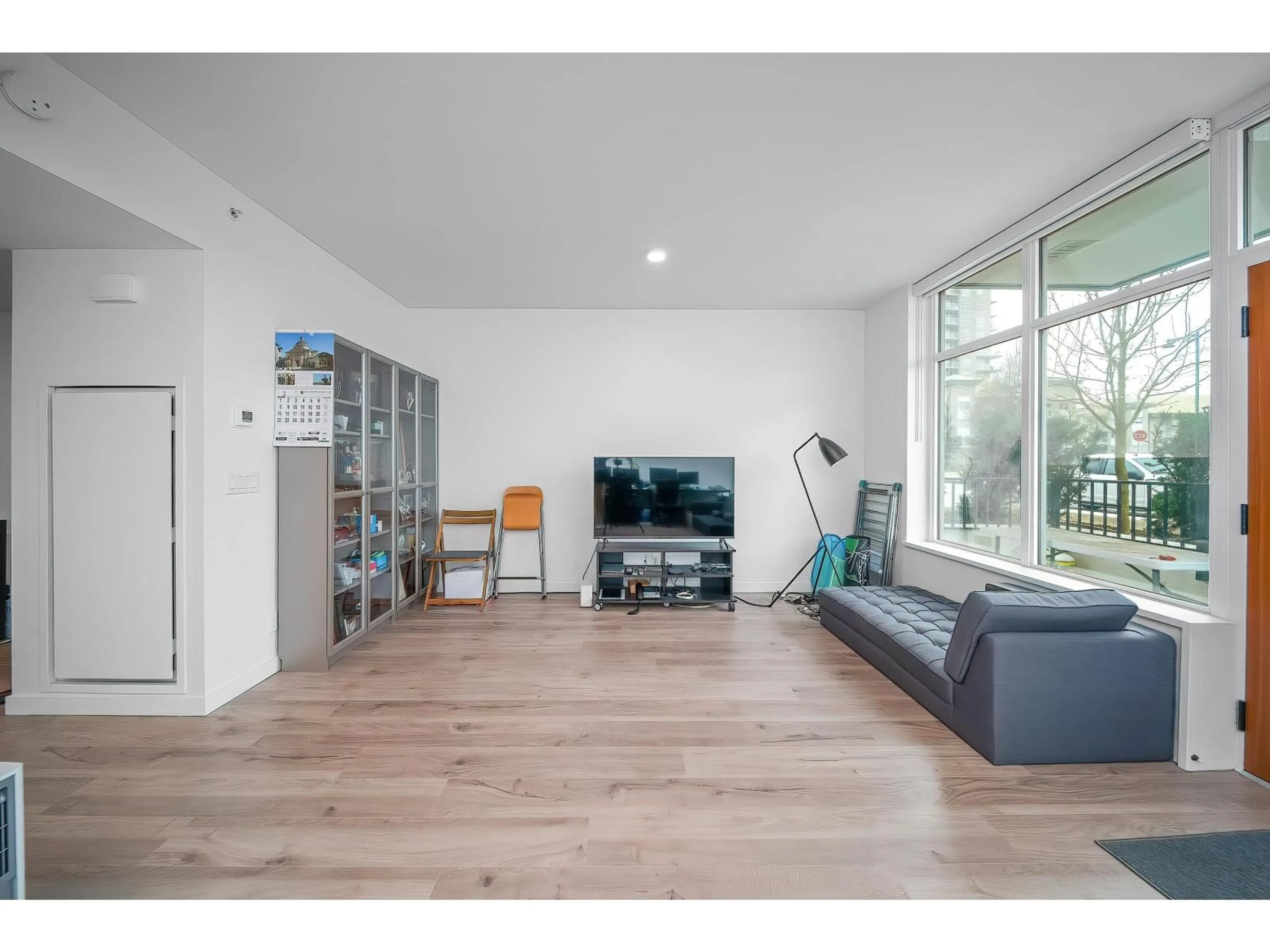 Living room with furniture, wood/laminate floor for TH17 - 13428 105 AVE, Surrey British Columbia V3T0S6