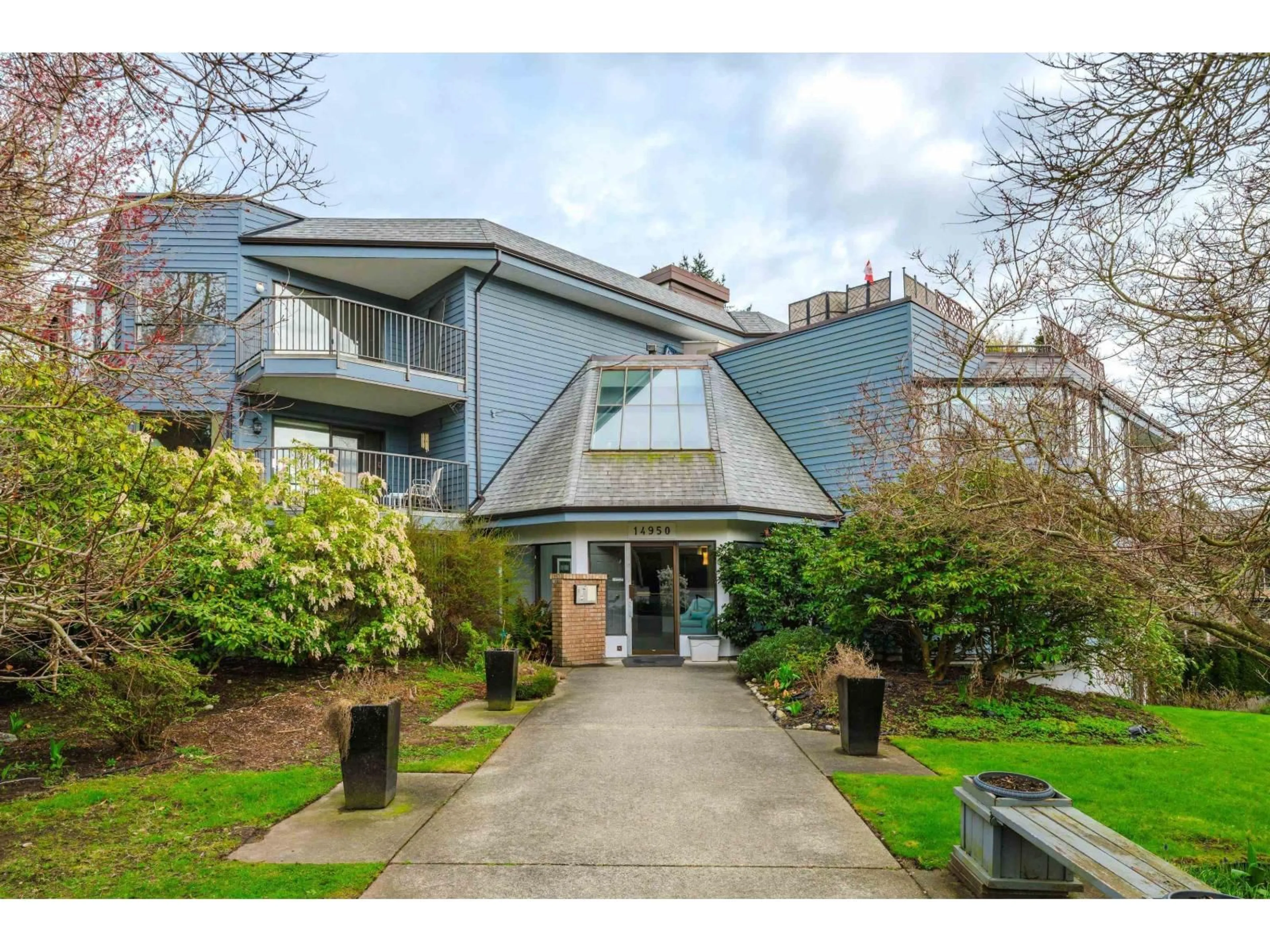 Indoor foyer for 306 - 14950 THRIFT AVENUE, White Rock British Columbia V4B2J9