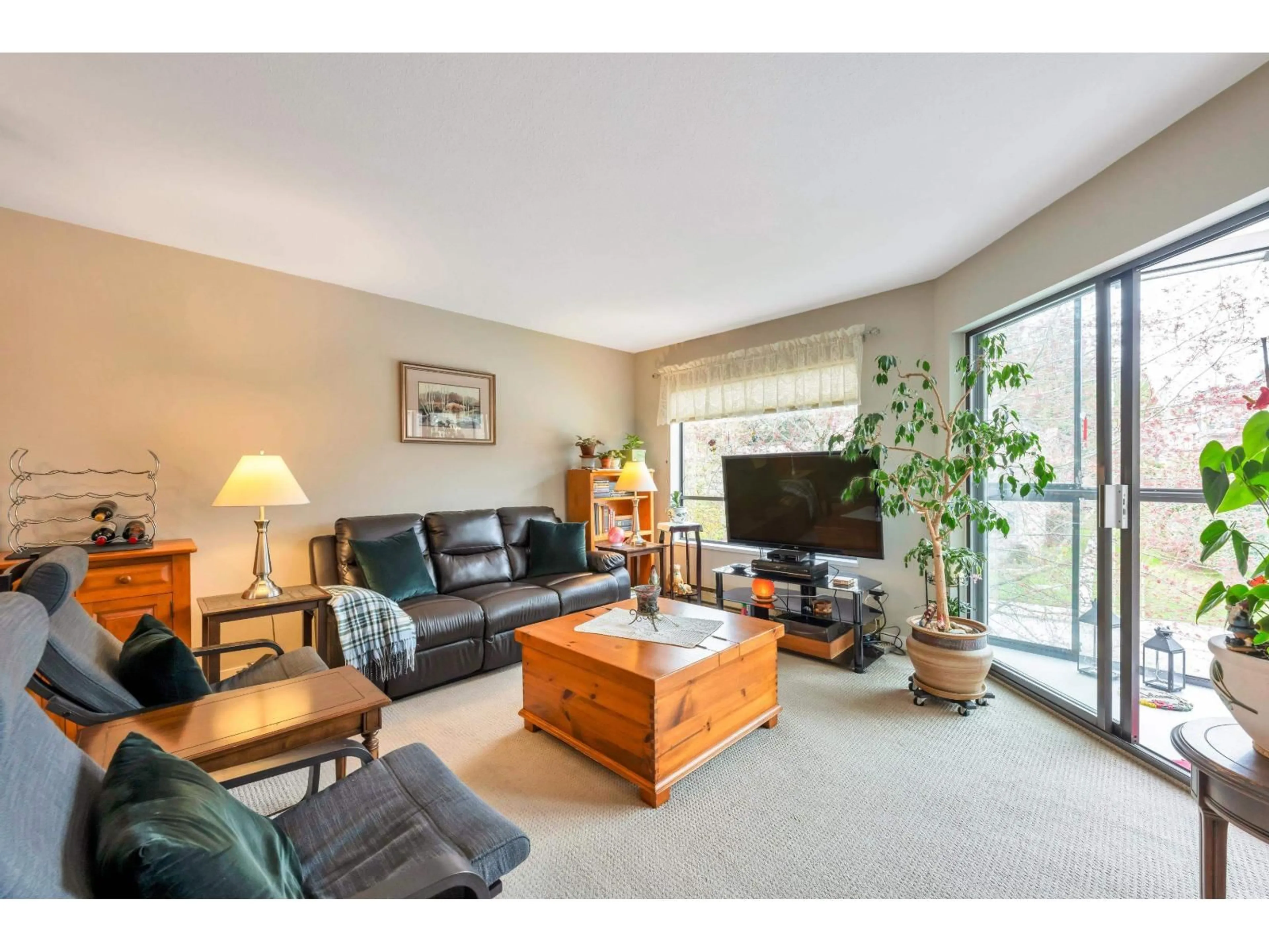 Living room with furniture, unknown for 306 - 14950 THRIFT AVENUE, White Rock British Columbia V4B2J9