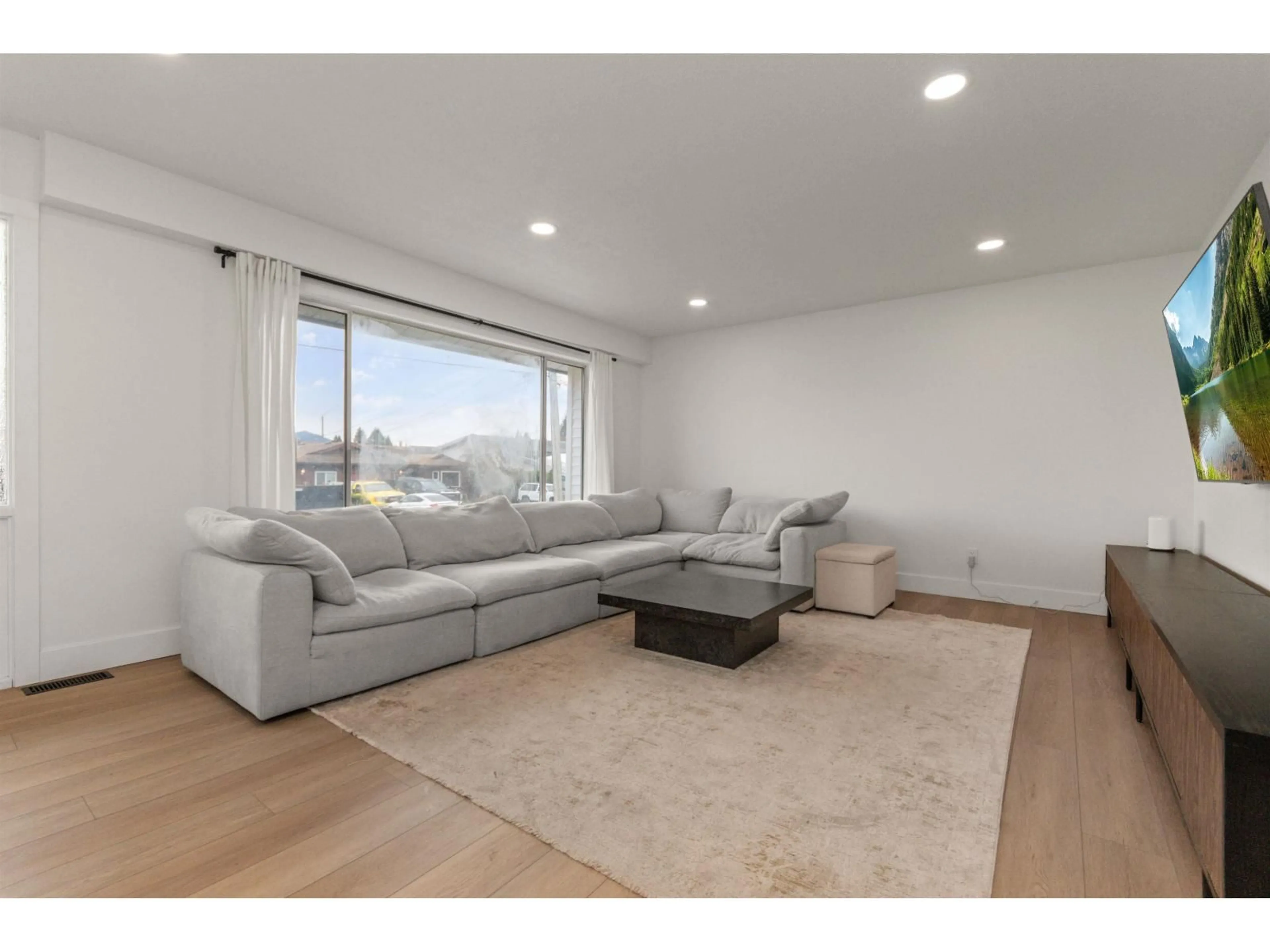 Living room with furniture, unknown for 45601 FERNWAY AVENUE, Chilliwack British Columbia V2P3B2