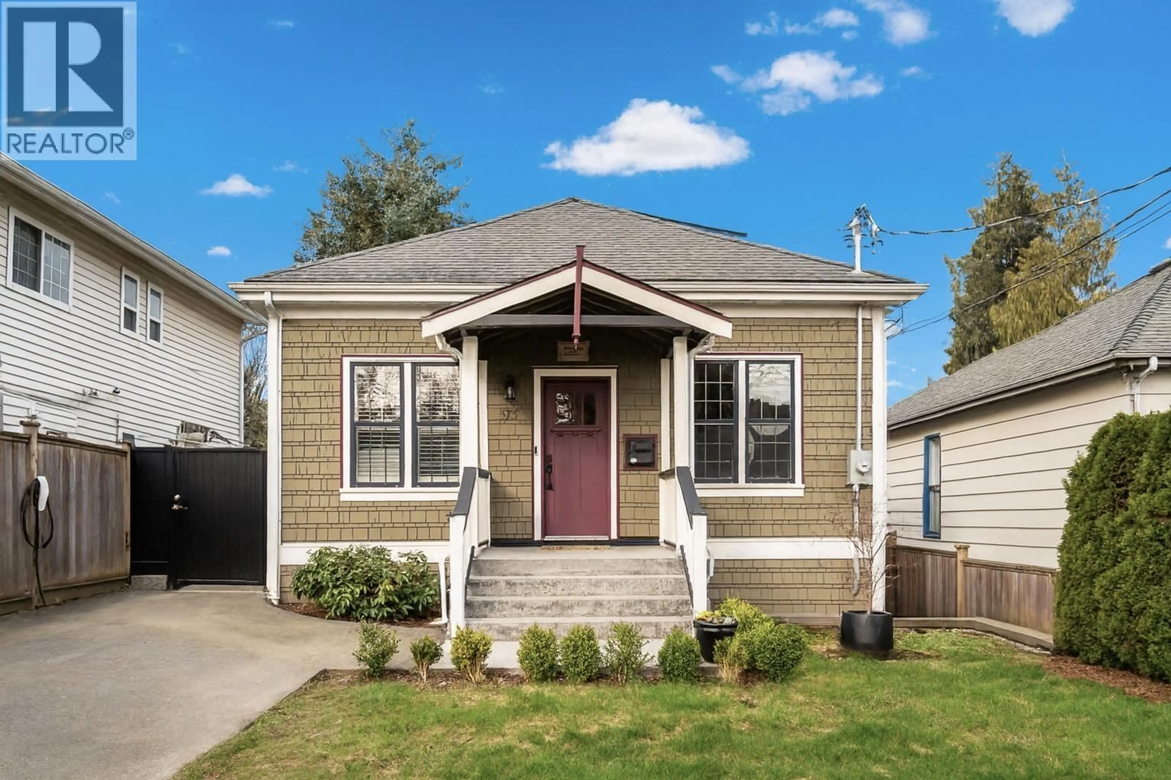 Home with vinyl exterior material, street for 375 KEARY STREET, New Westminster British Columbia V3L3L2