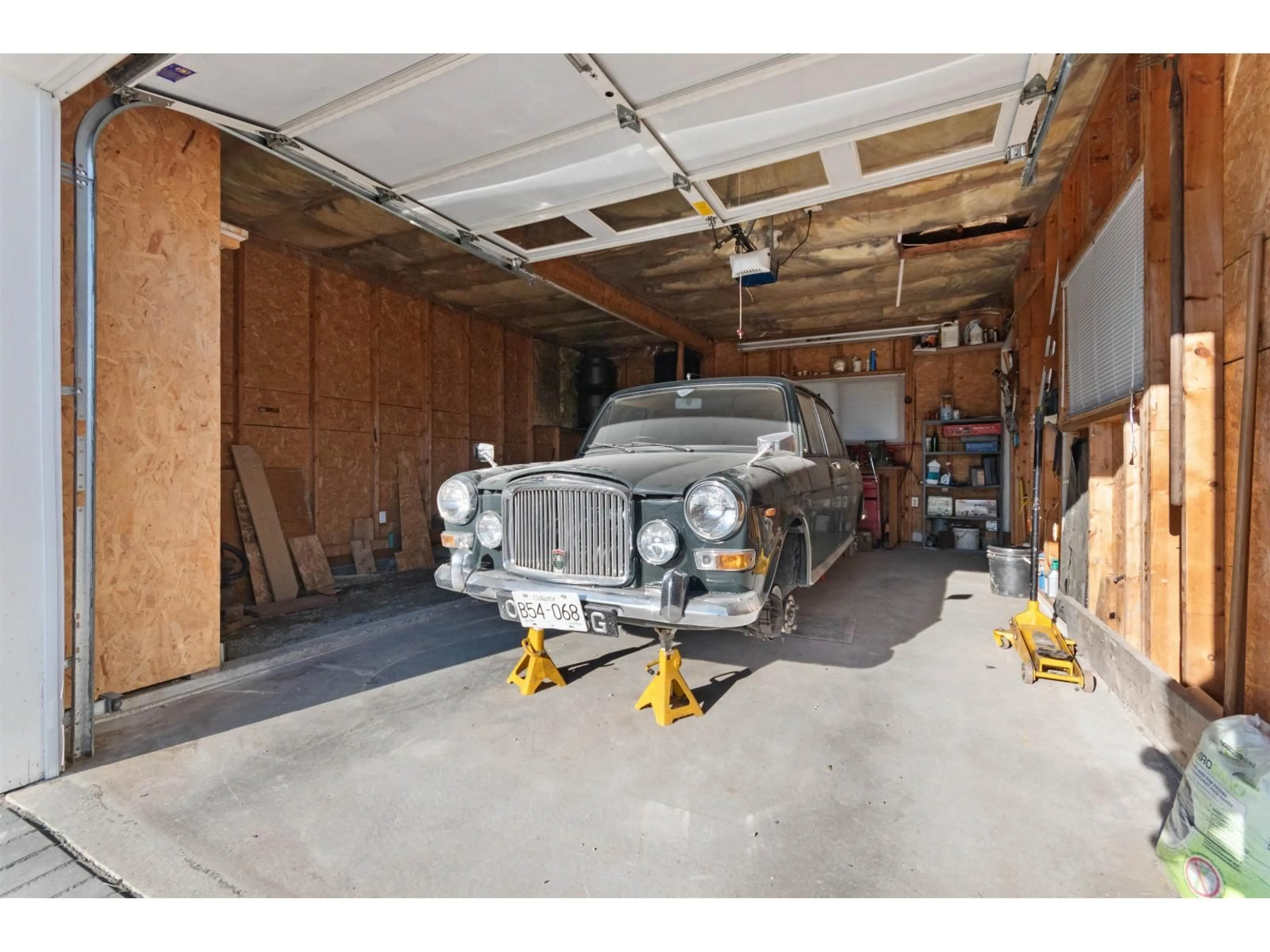 Indoor garage for 8 - 45918 KNIGHT ROAD, Chilliwack British Columbia V2R3X4