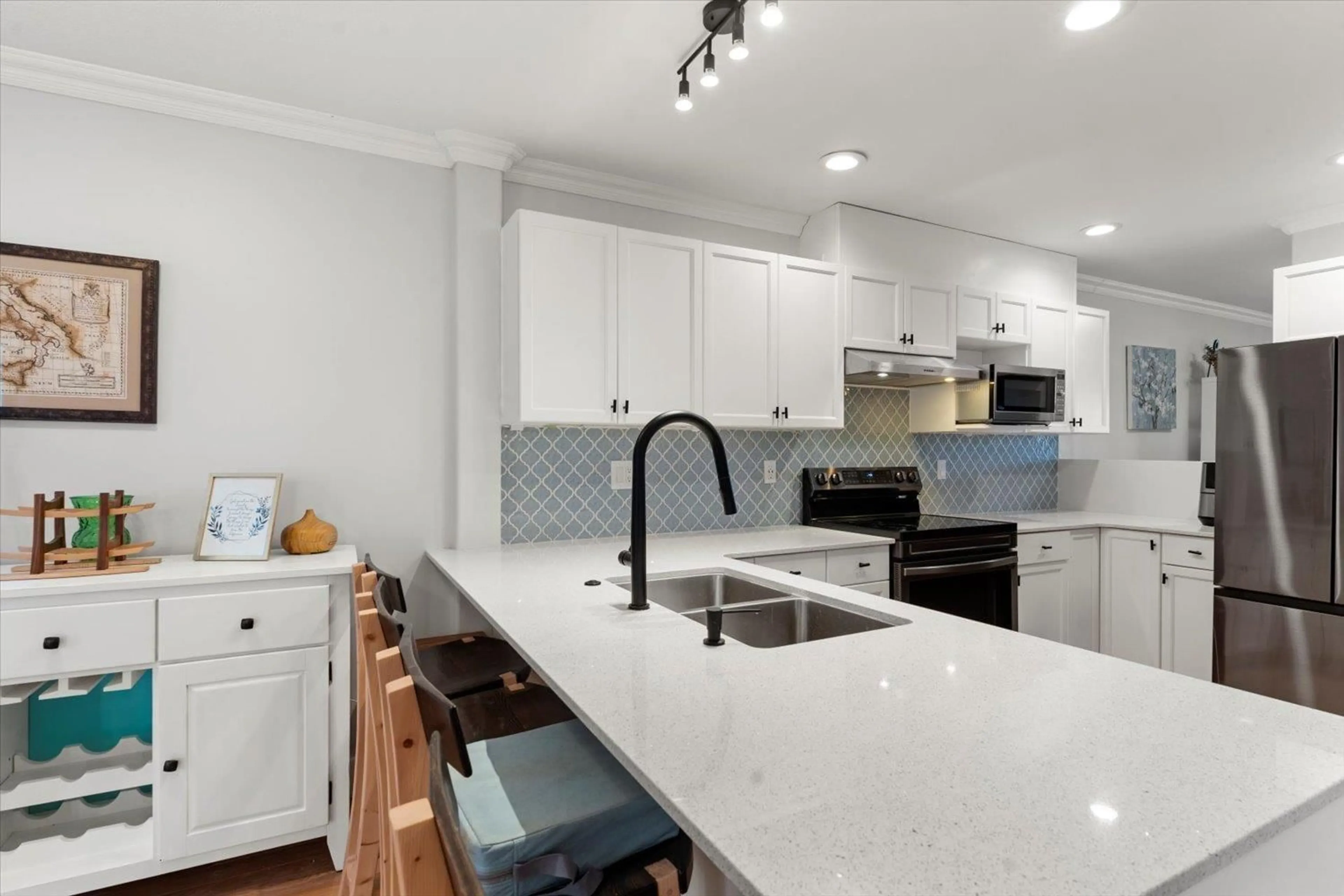 Open concept kitchen, ceramic/tile floor for 21 - 46858 RUSSELL ROAD, Chilliwack British Columbia V2R5T3