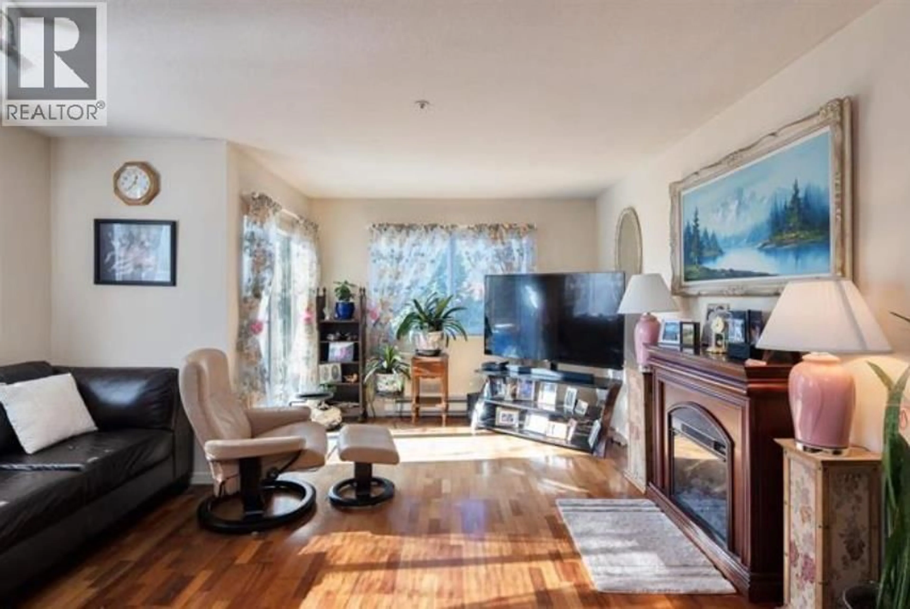 Living room with furniture, unknown for E307 - 40180 WILLOW CRESCENT, Squamish British Columbia V8B0M3