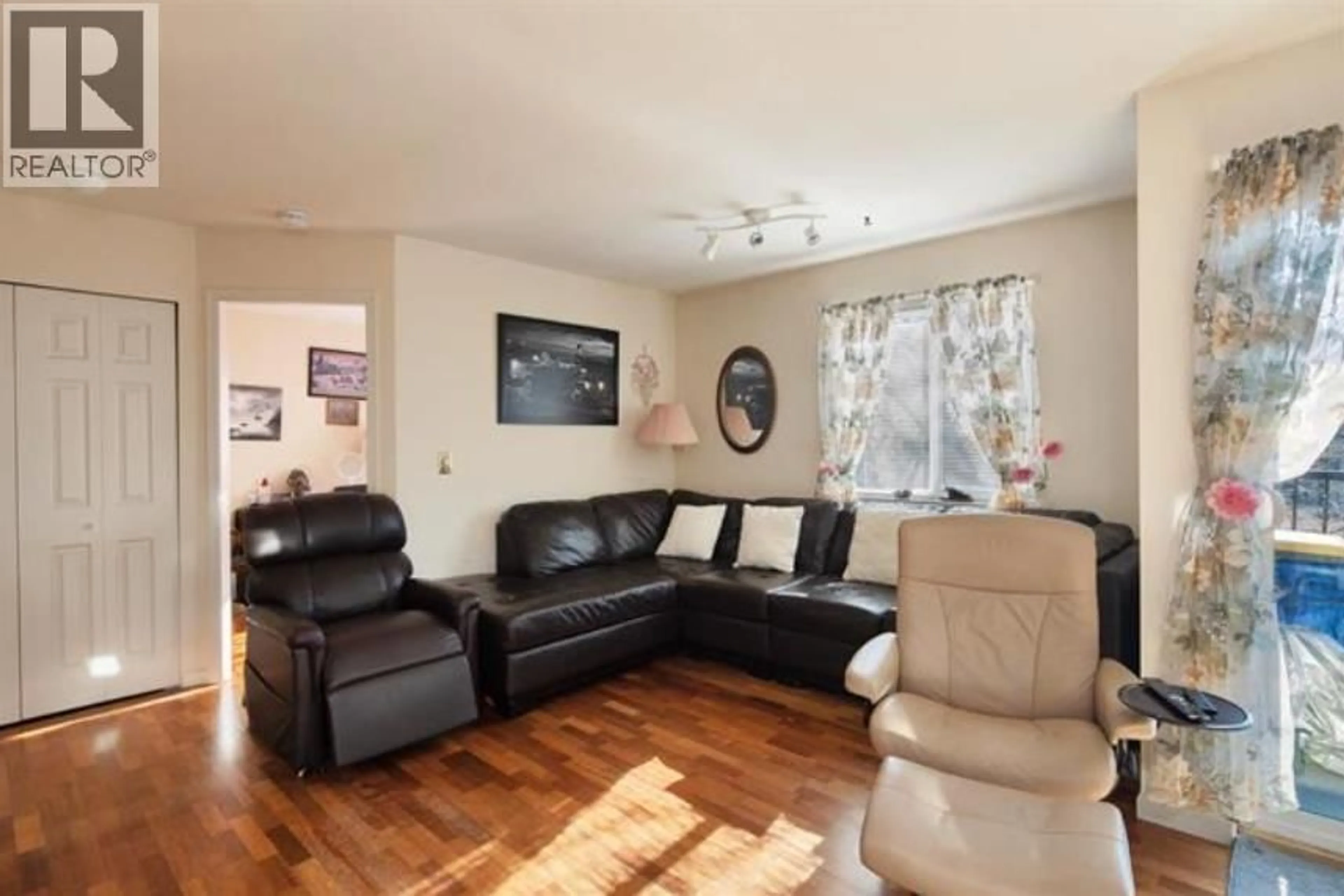 Living room with furniture, wood/laminate floor for E307 - 40180 WILLOW CRESCENT, Squamish British Columbia V8B0M3
