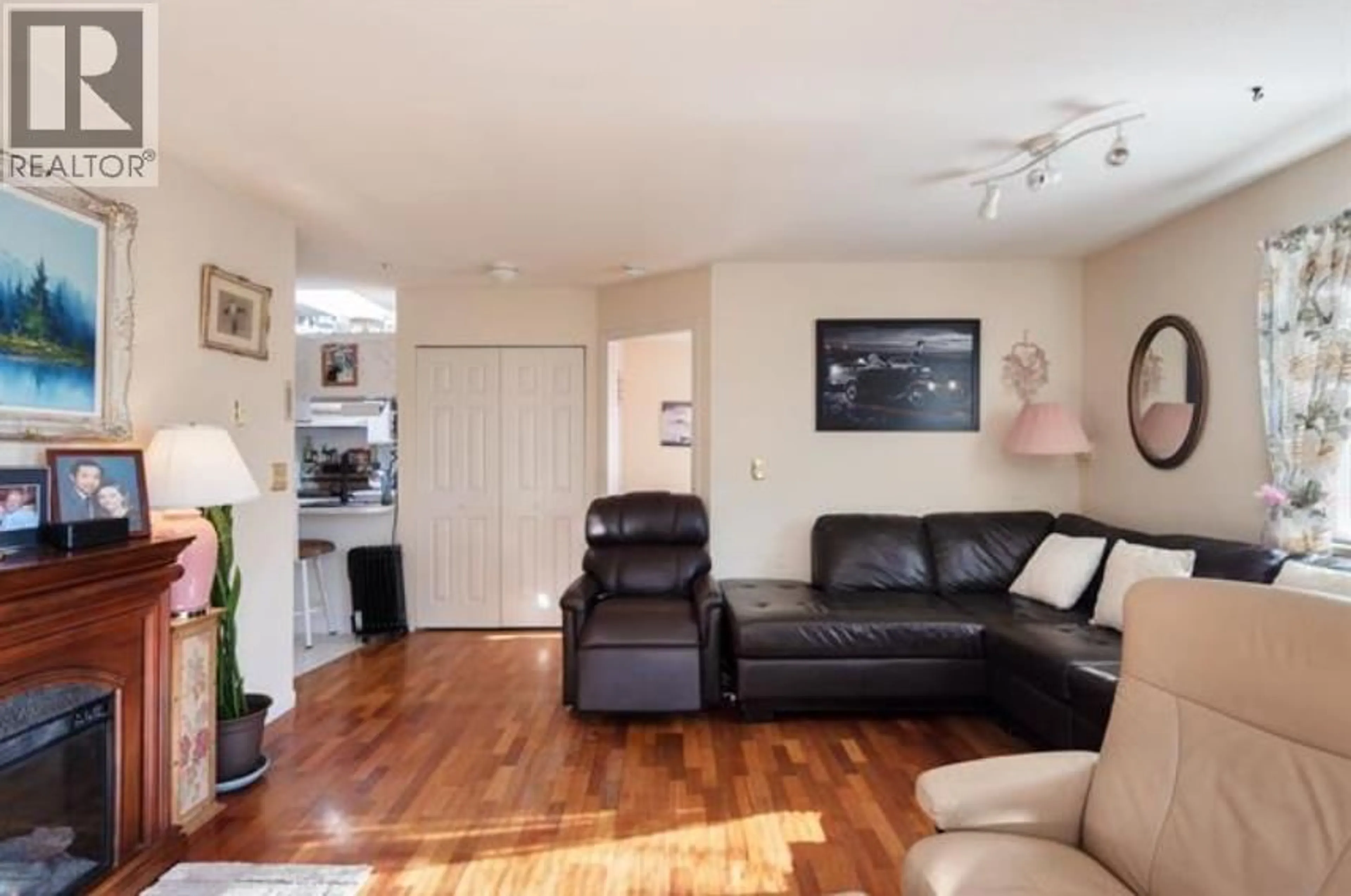 Living room with furniture, wood/laminate floor for E307 - 40180 WILLOW CRESCENT, Squamish British Columbia V8B0M3