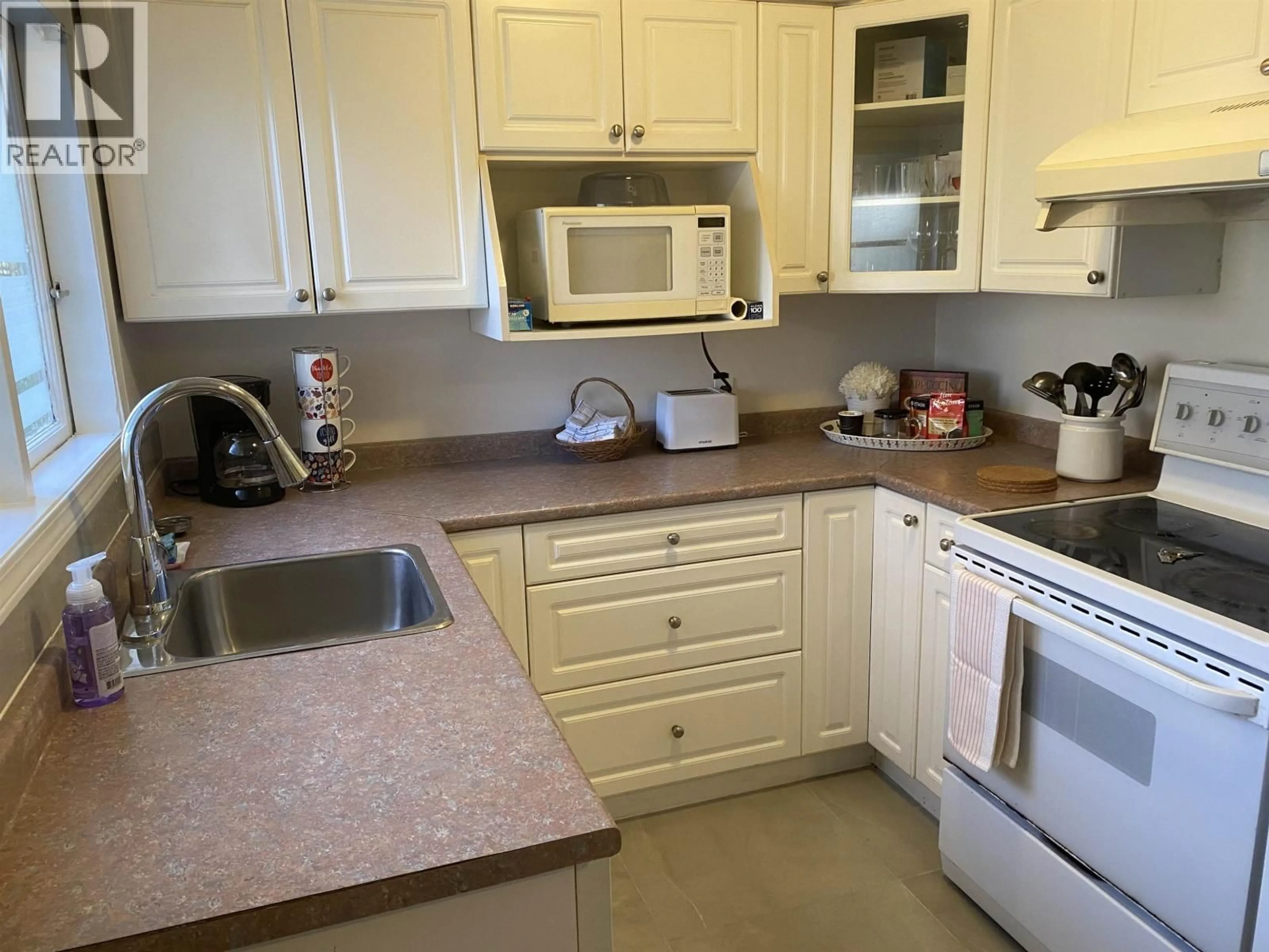 Standard kitchen, ceramic/tile floor for 3949 HERTFORD STREET, Burnaby British Columbia V5G2R5