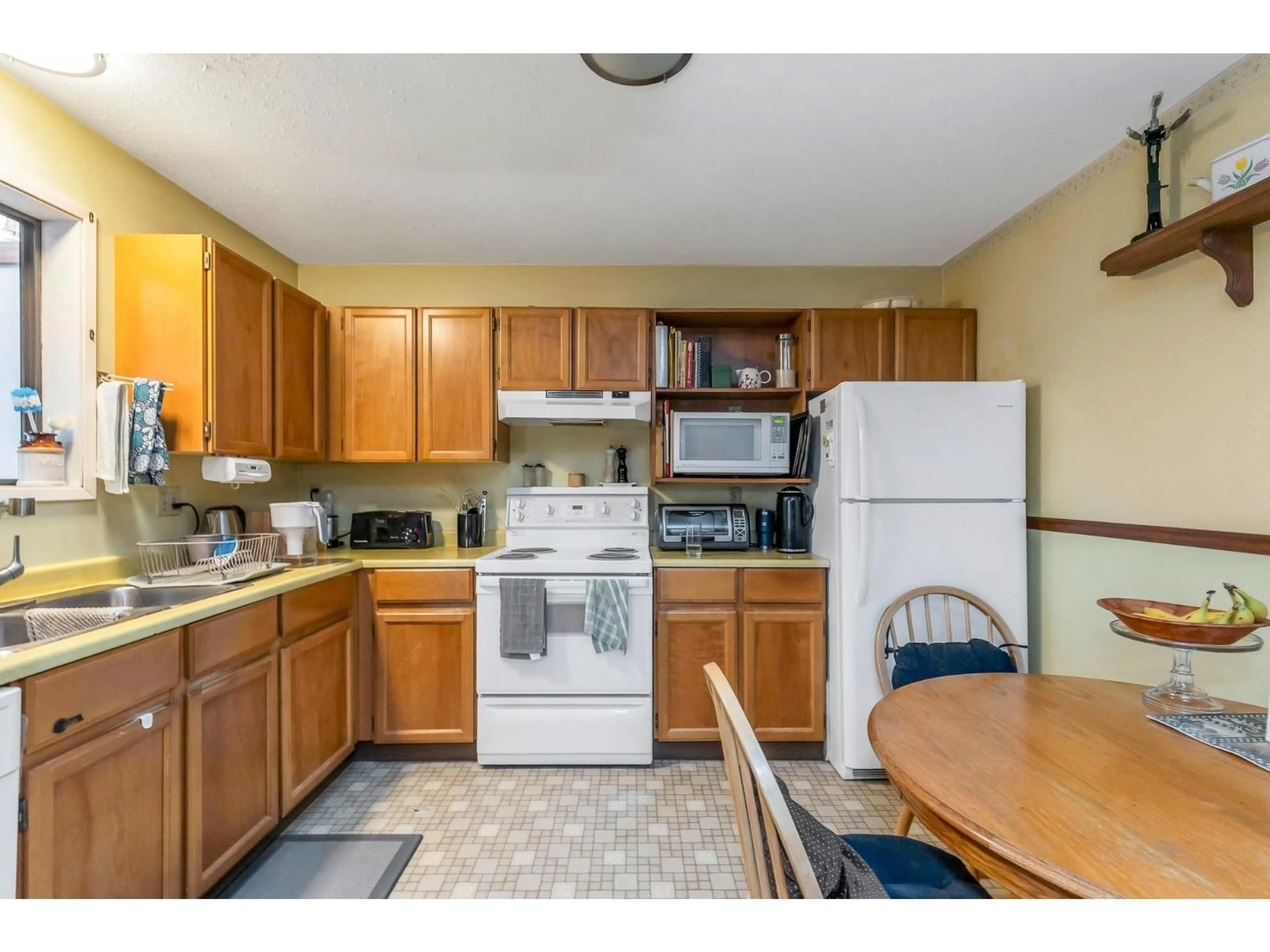 Standard kitchen, unknown for 11130 80 AVENUE, Delta British Columbia V4C1W7