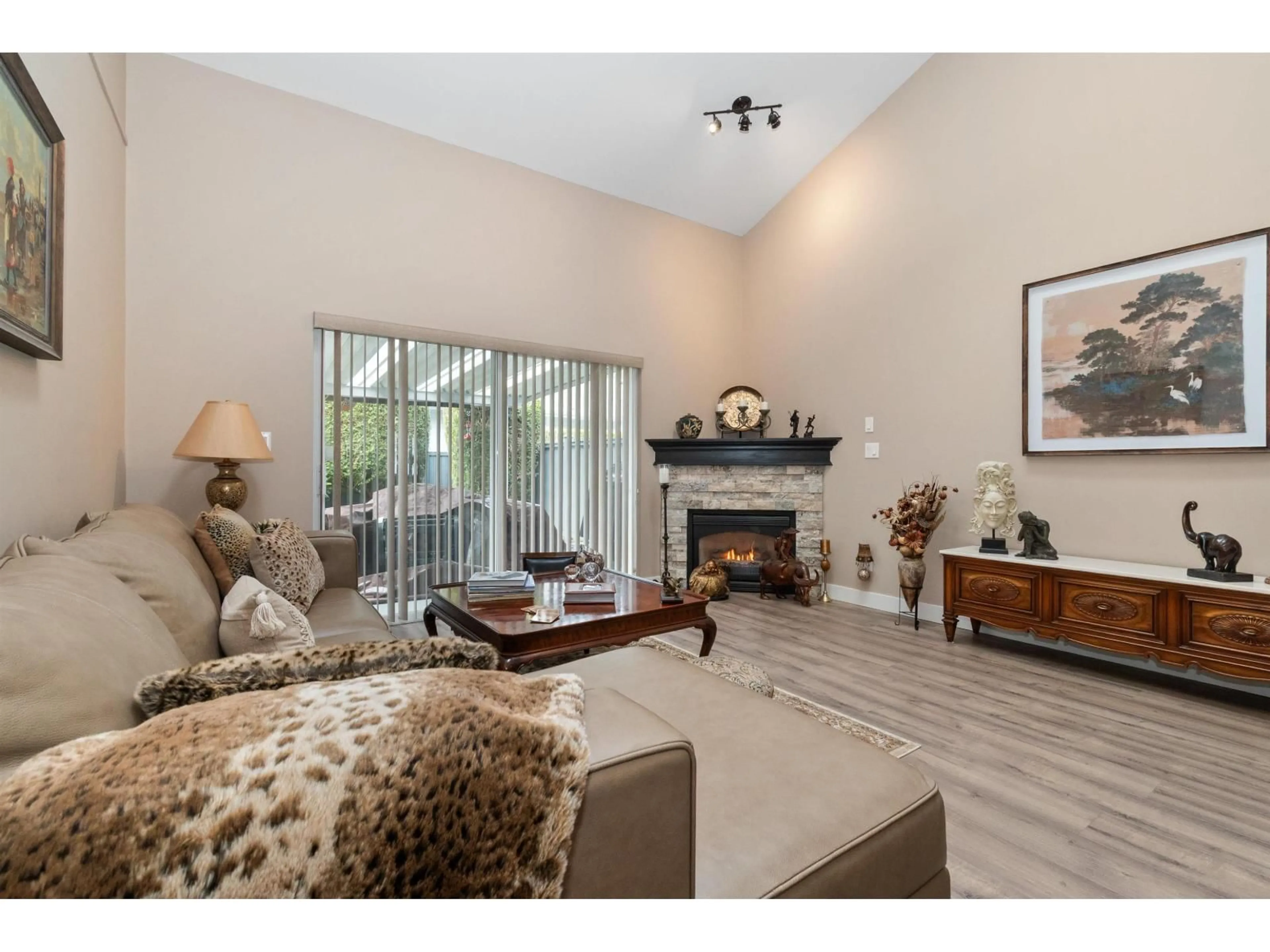 Living room with furniture, unknown for 39 - 730 MCCOMBS DRIVE, Harrison Hot Springs British Columbia V0M1K0