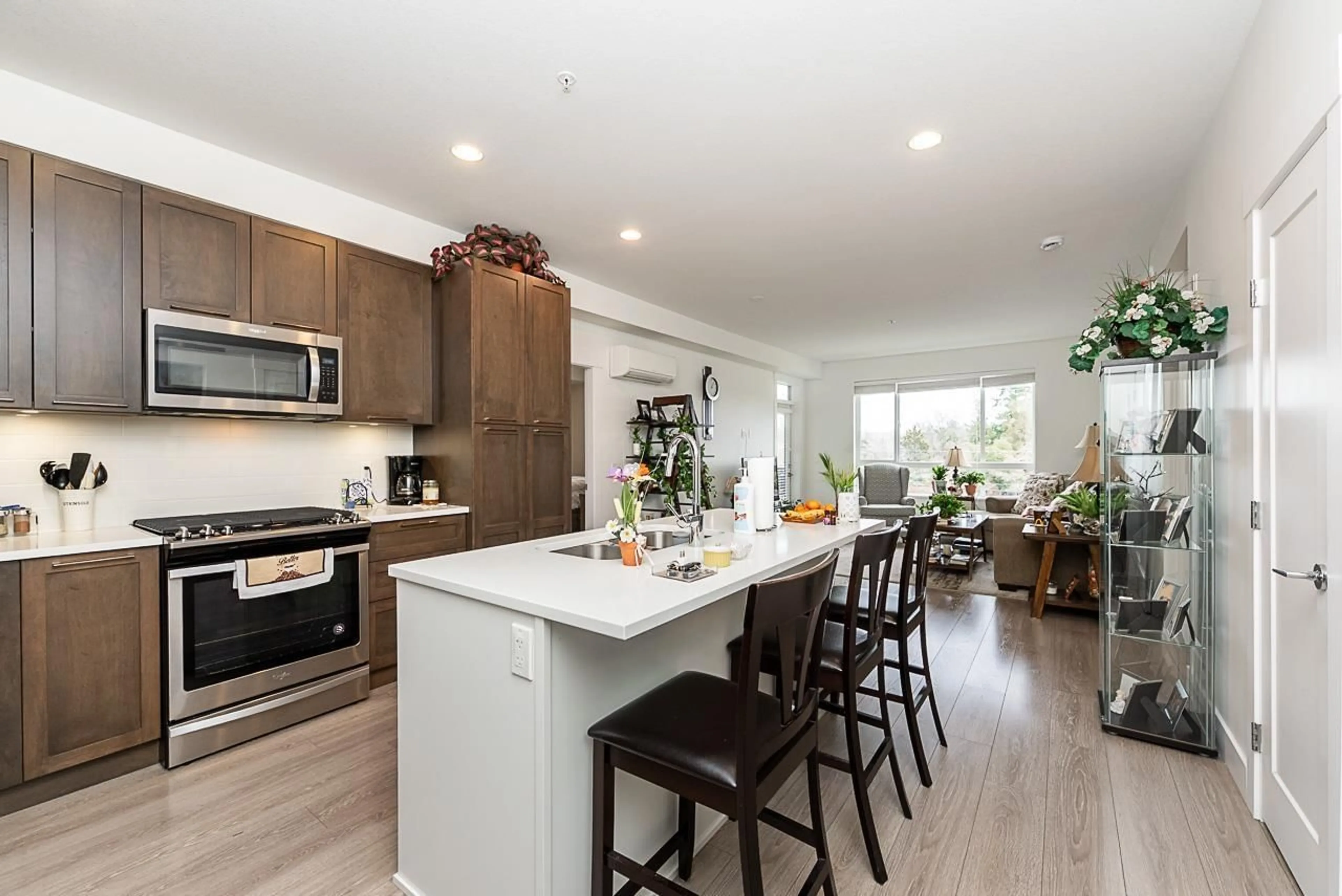 Open concept kitchen, wood/laminate floor for 309 - 22087 49 AVENUE, Langley British Columbia V3A0K4