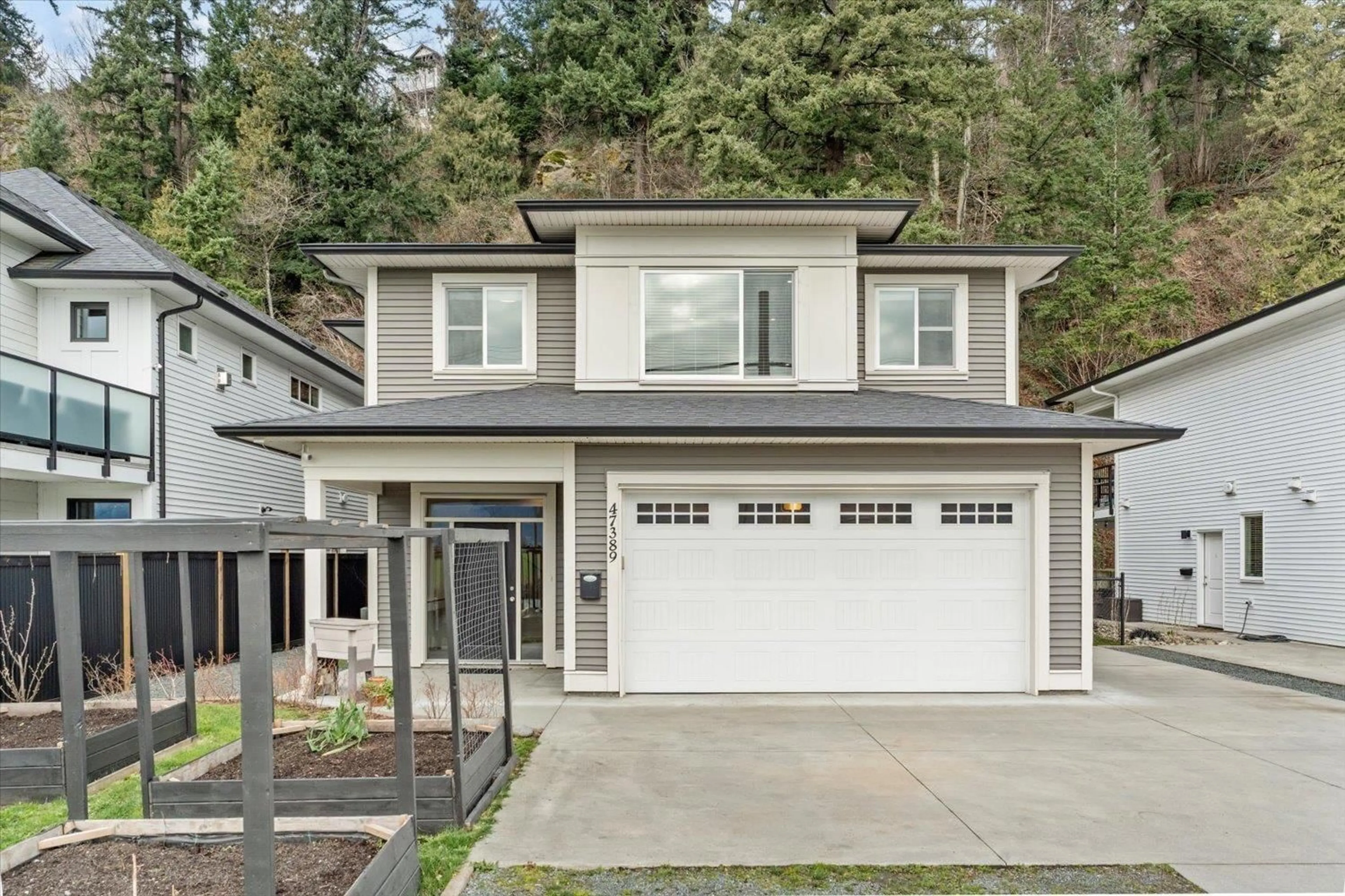 Home with vinyl exterior material, street for 47389 YALE ROAD, Chilliwack British Columbia V2P7M8