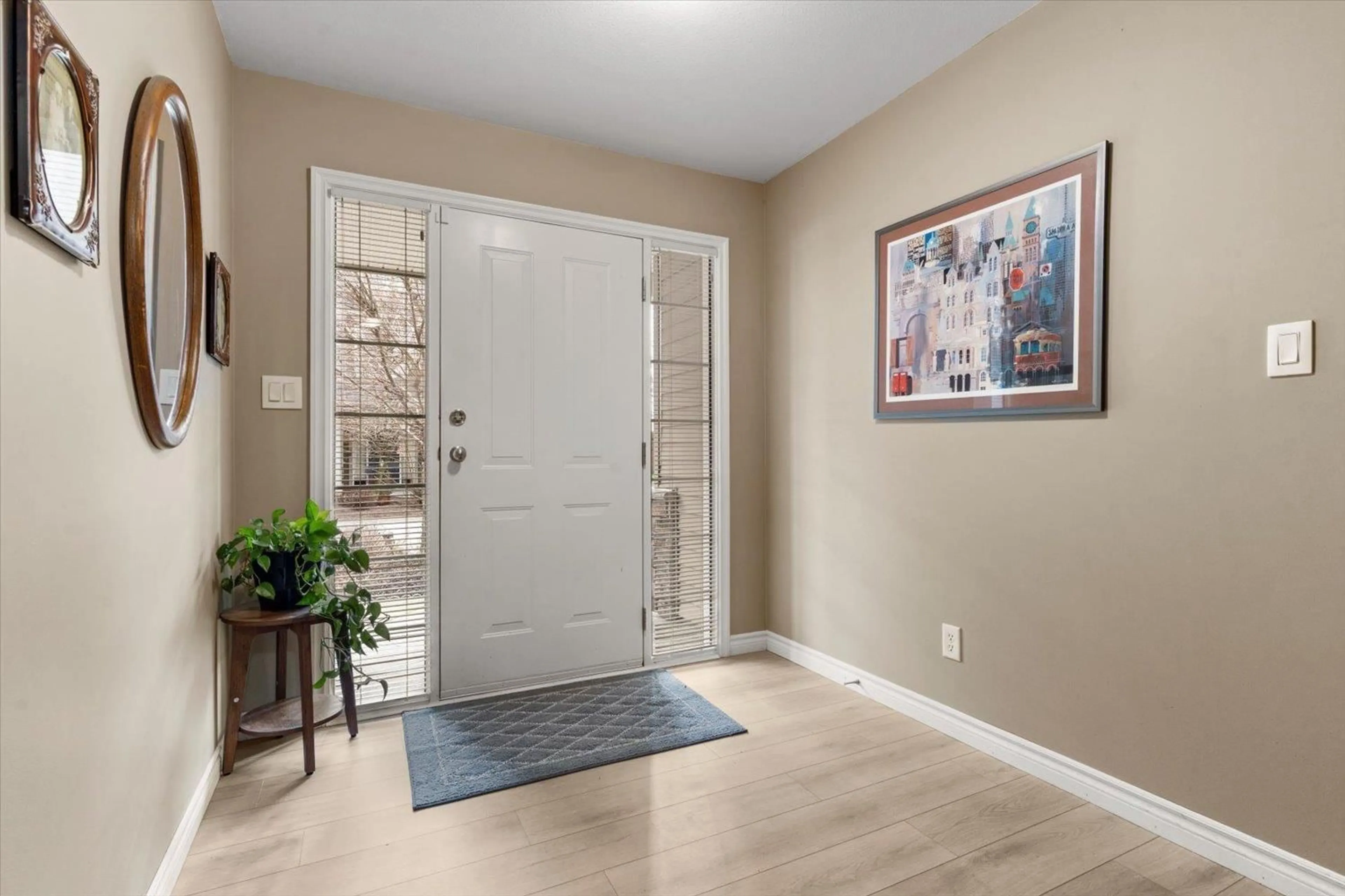 Indoor entryway for 6 - 9232 WOODBINE STREET, Chilliwack British Columbia V2P5S8