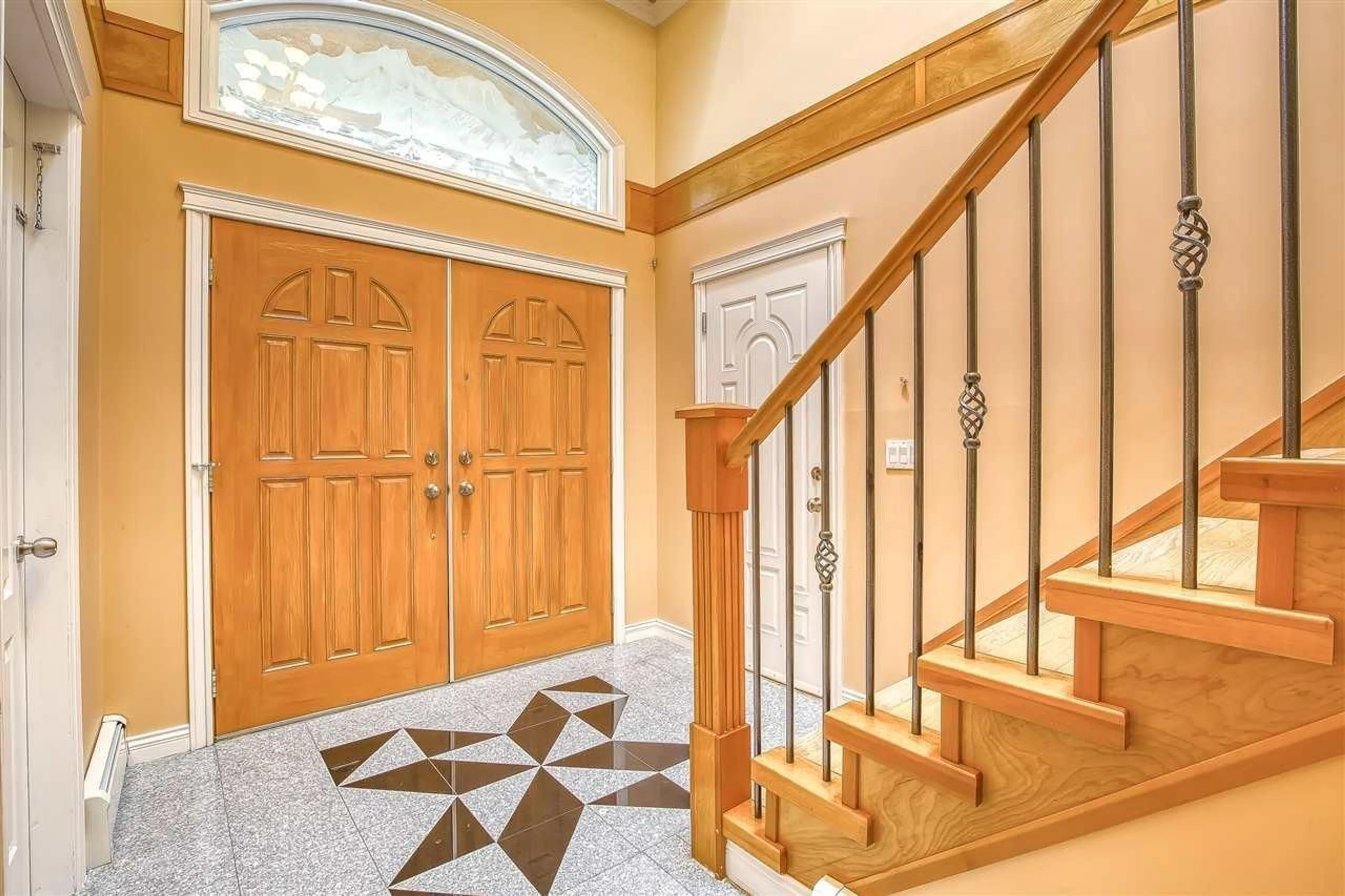 Indoor foyer for 6484 134 STREET, Surrey British Columbia V3W4S2