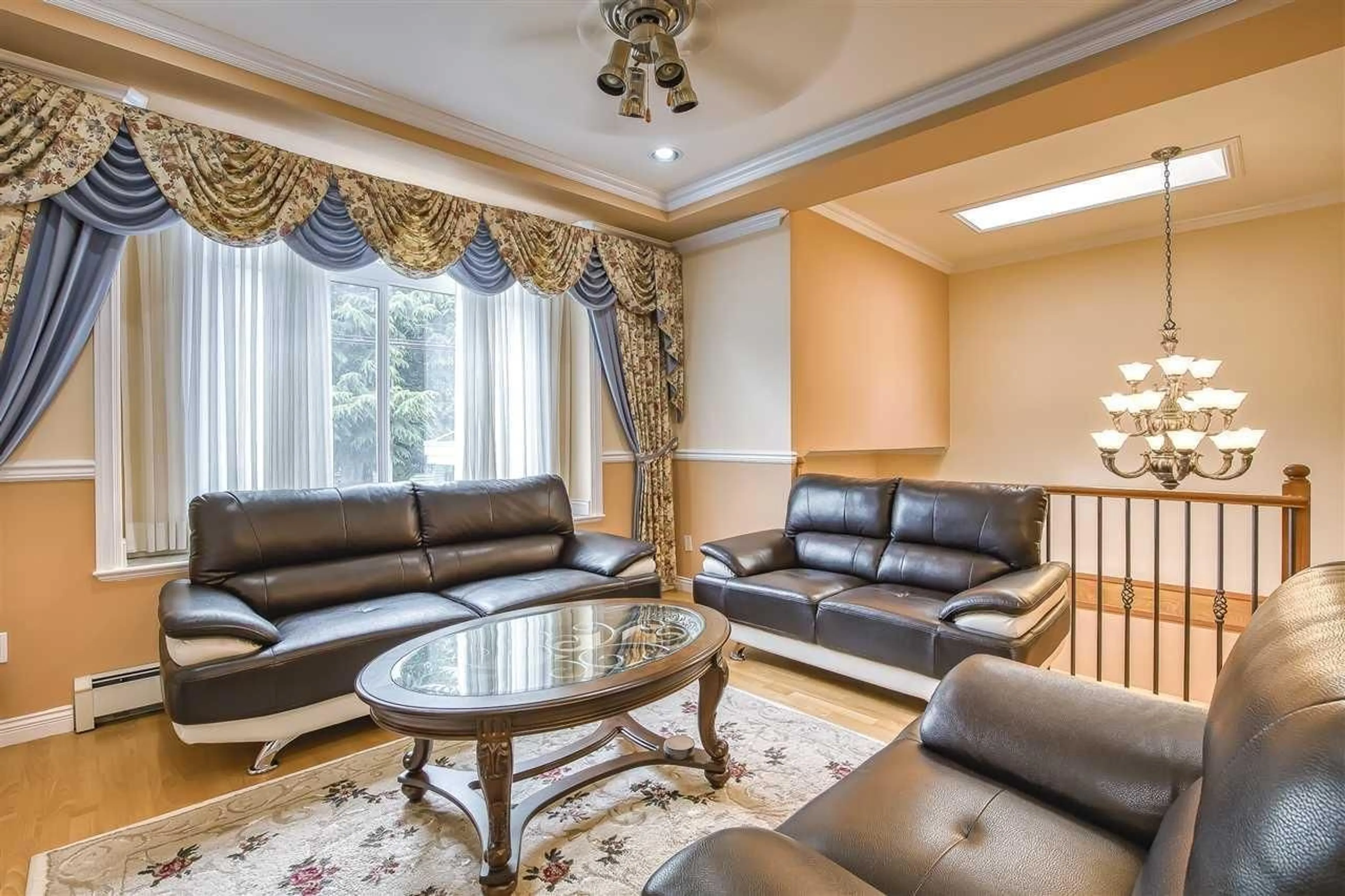 Living room with furniture, unknown for 6484 134 STREET, Surrey British Columbia V3W4S2