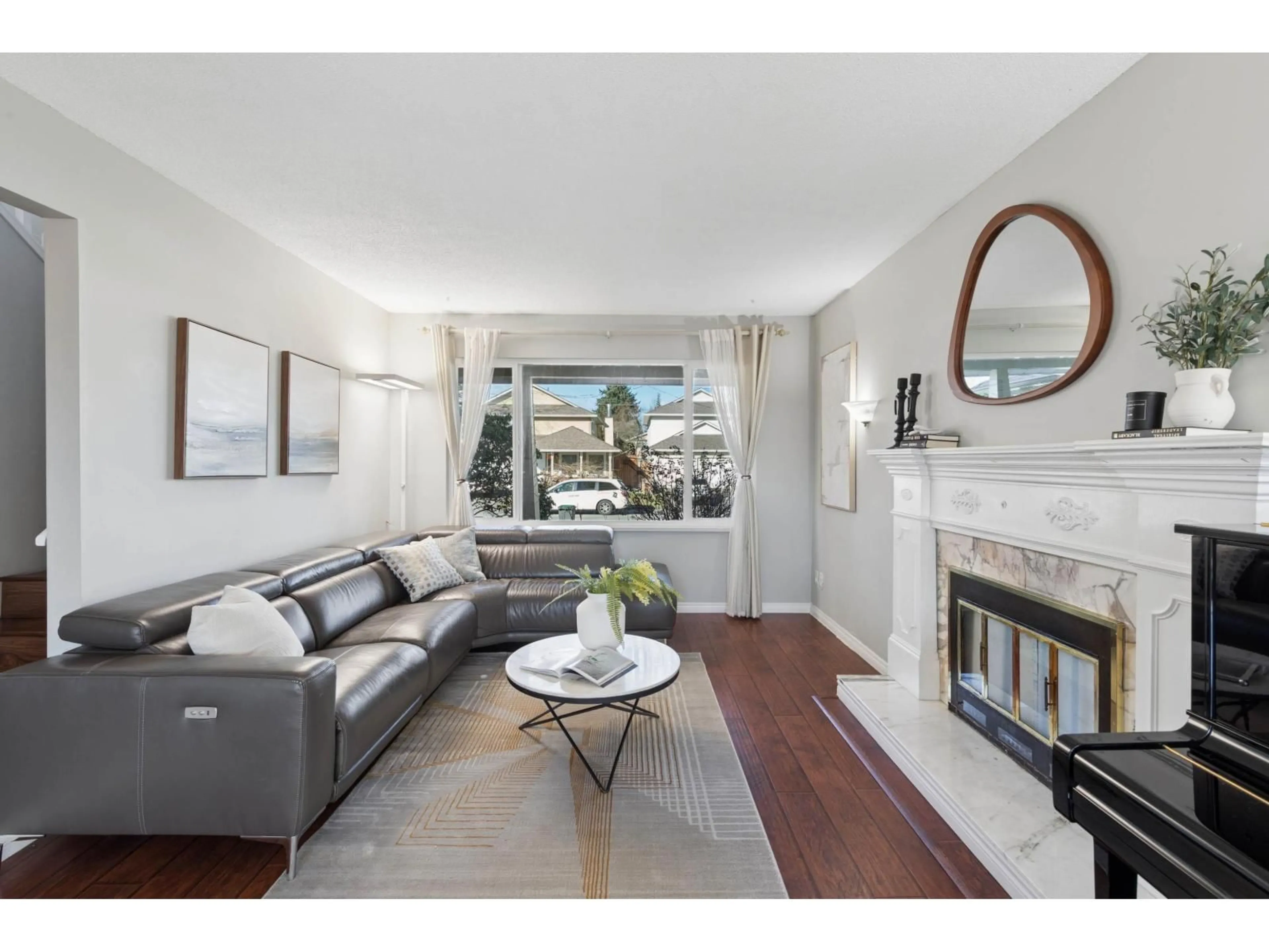 Living room with furniture, unknown for 15440 95A AVENUE, Surrey British Columbia V3R7S7