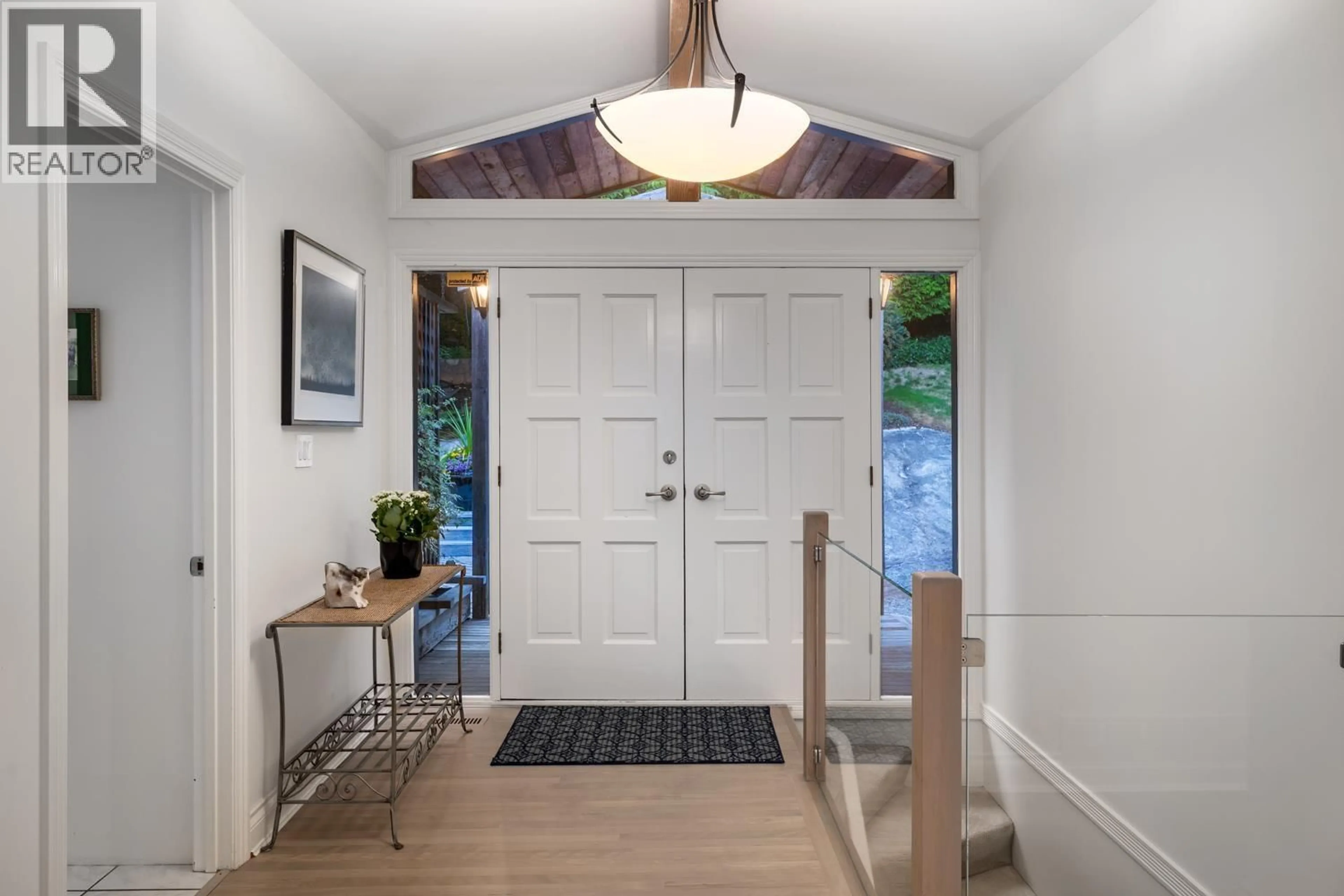 Indoor entryway for 4615 WOODGREEN DRIVE, West Vancouver British Columbia V7S2V4