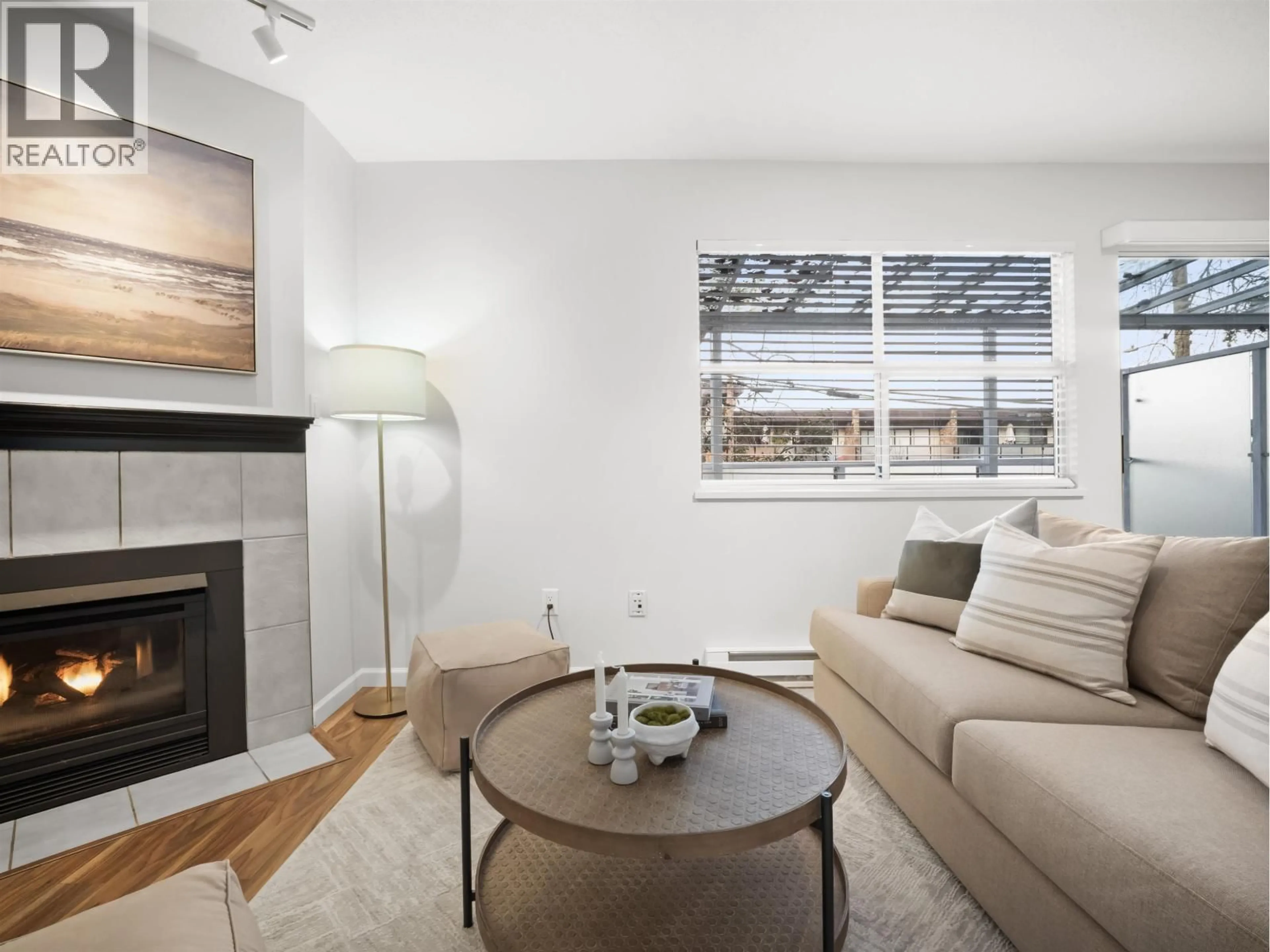 Living room with furniture, wood/laminate floor for 935 8TH AVENUE, Vancouver British Columbia V5T1T7