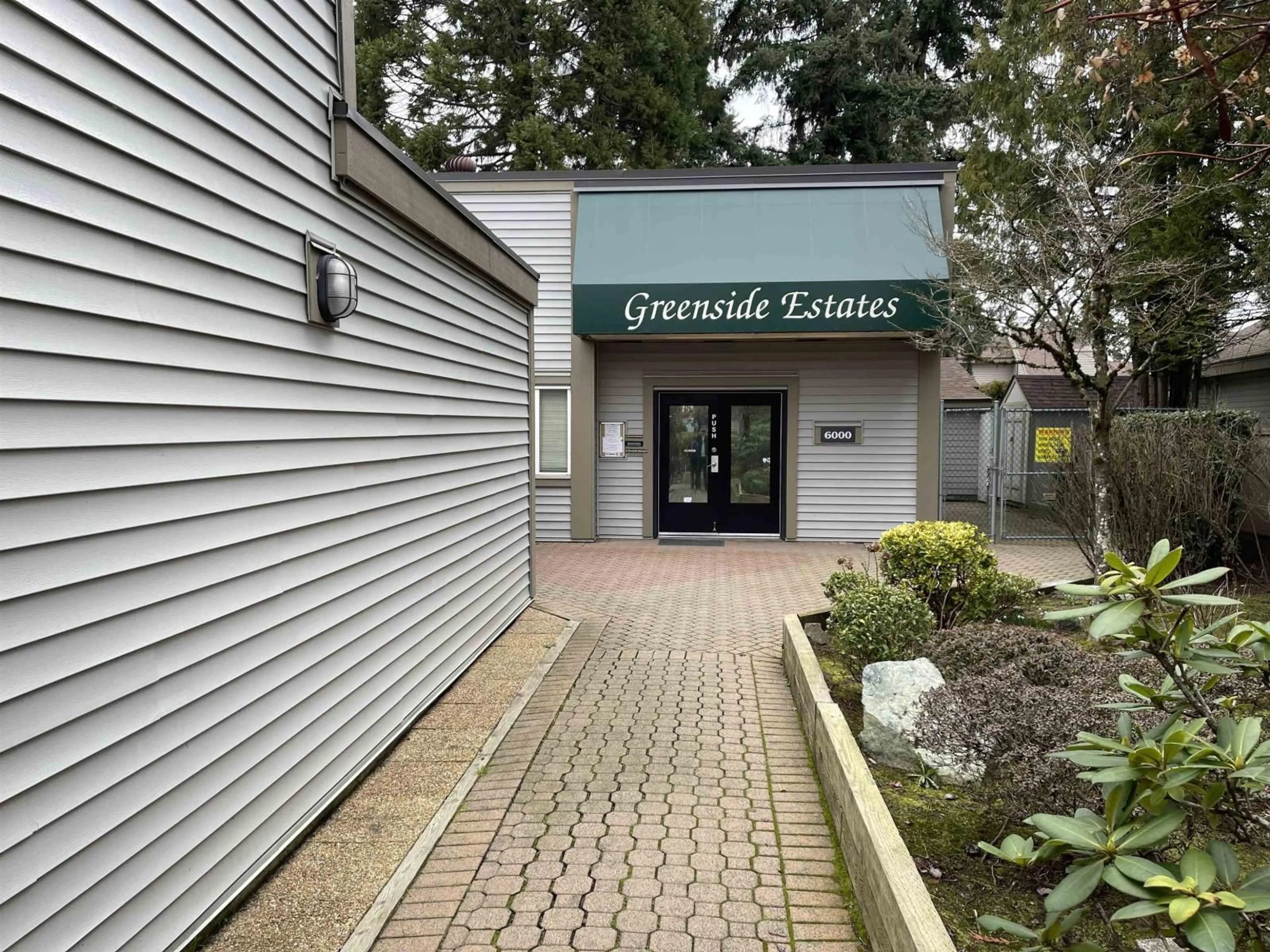 Indoor foyer for 19205 FAIRWAY DRIVE, Surrey British Columbia V3S5M8