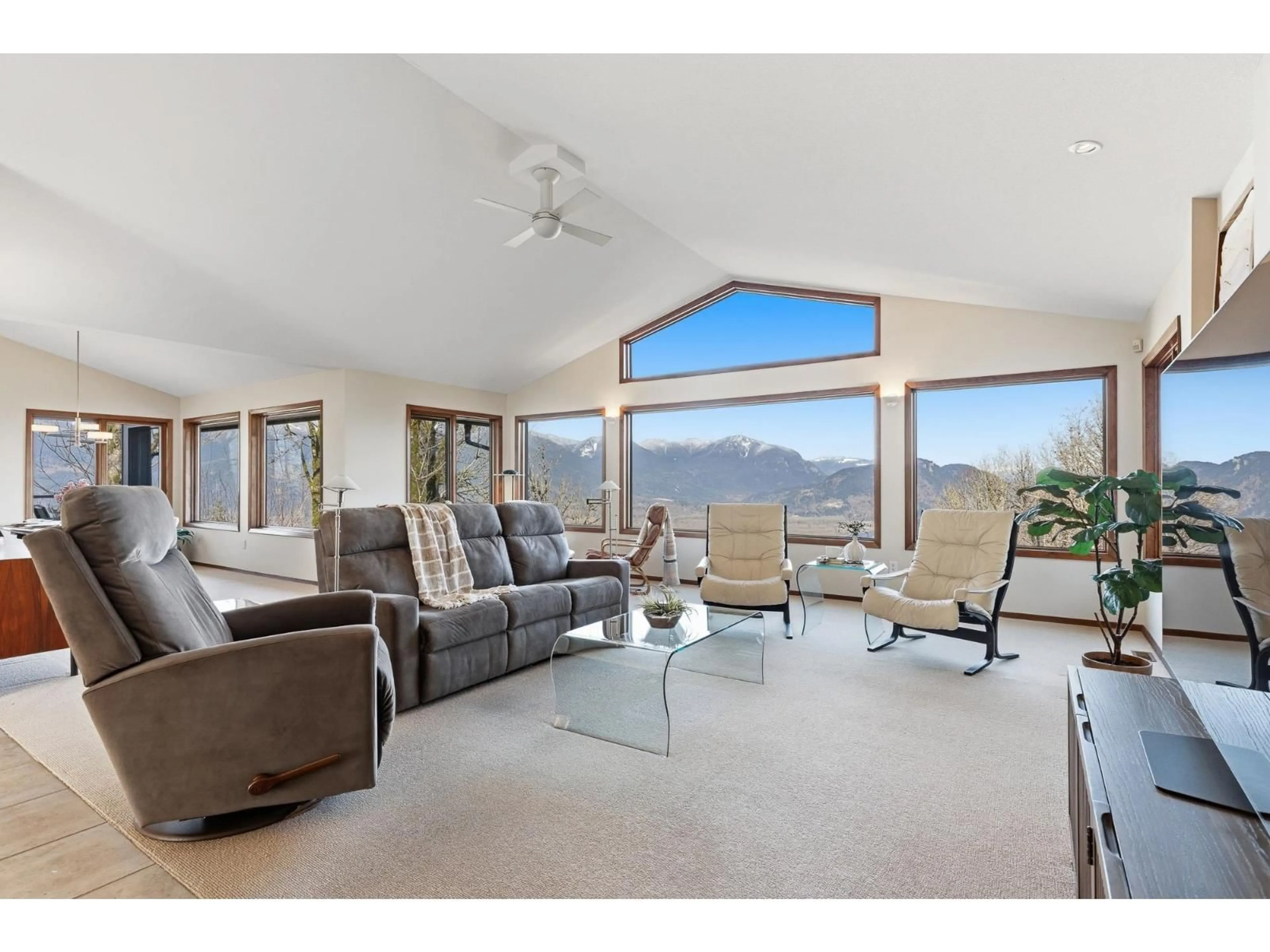 Living room with furniture, unknown for 43595 BRACKEN DRIVE, Chilliwack British Columbia V2R4A3