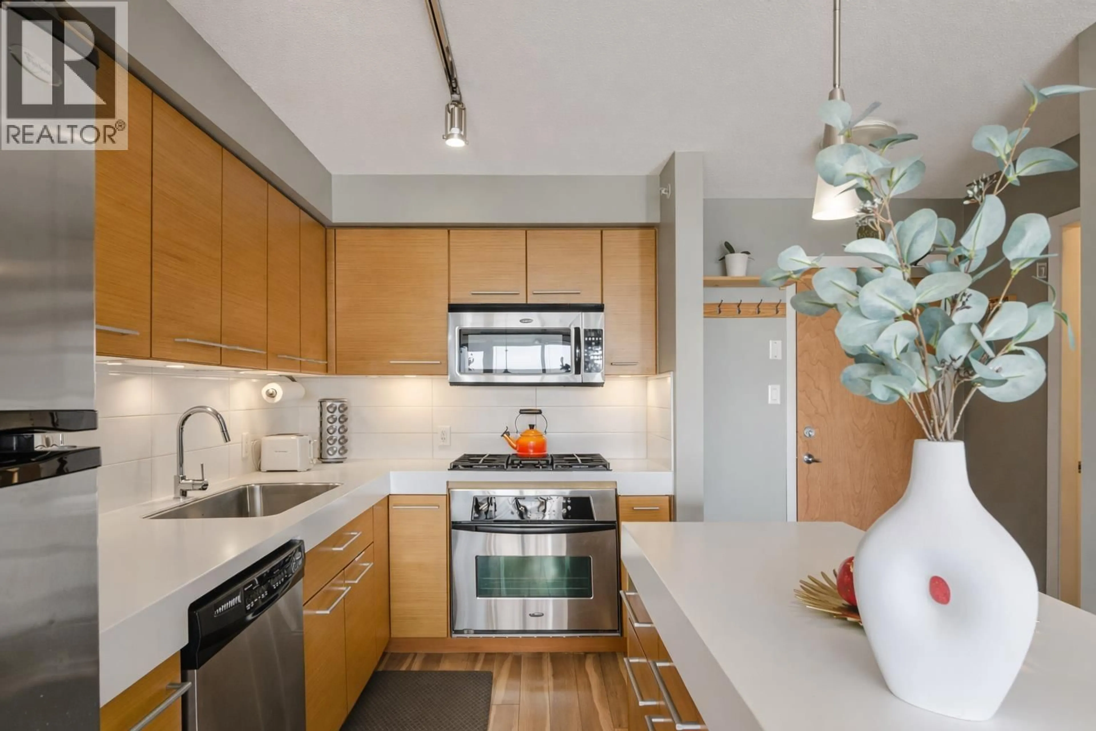 Standard kitchen, unknown for 706 - 2770 SOPHIA STREET, Vancouver British Columbia V5T0A4
