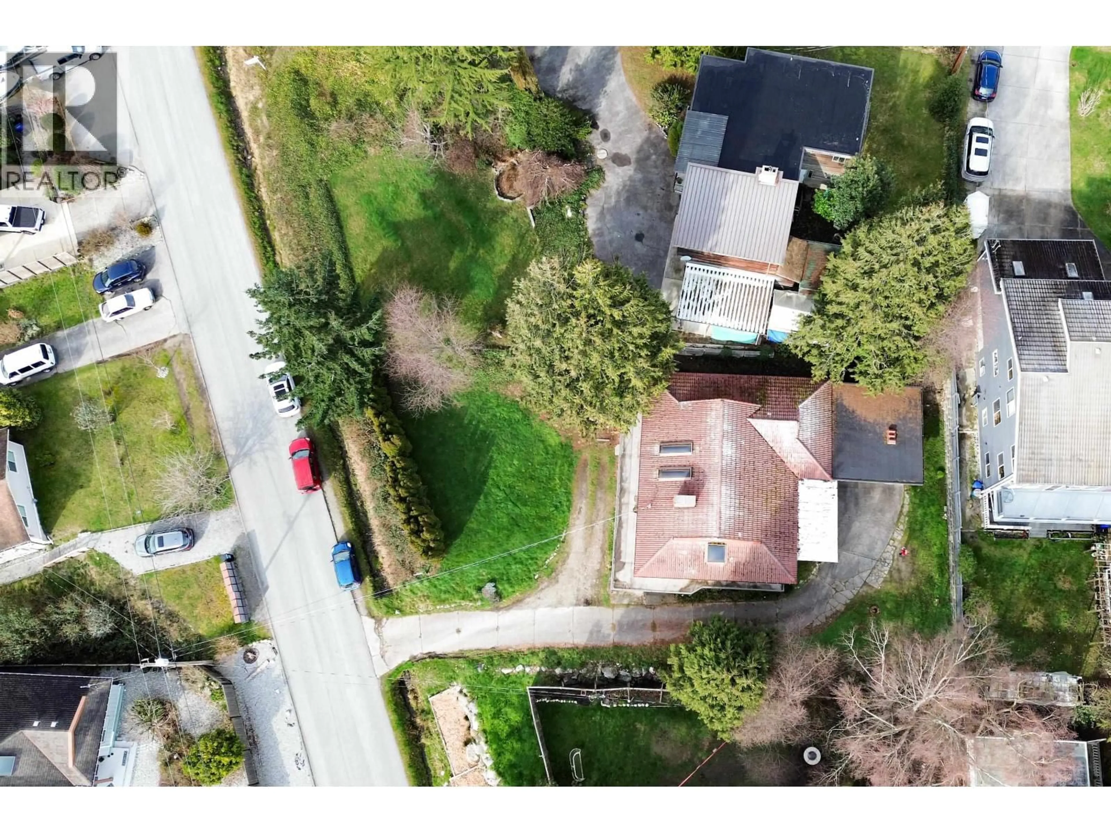 A pic from outside/outdoor area/front of a property/back of a property/a pic from drone, street for 4902 LAUREL AVENUE, Sechelt British Columbia V7Z0B7