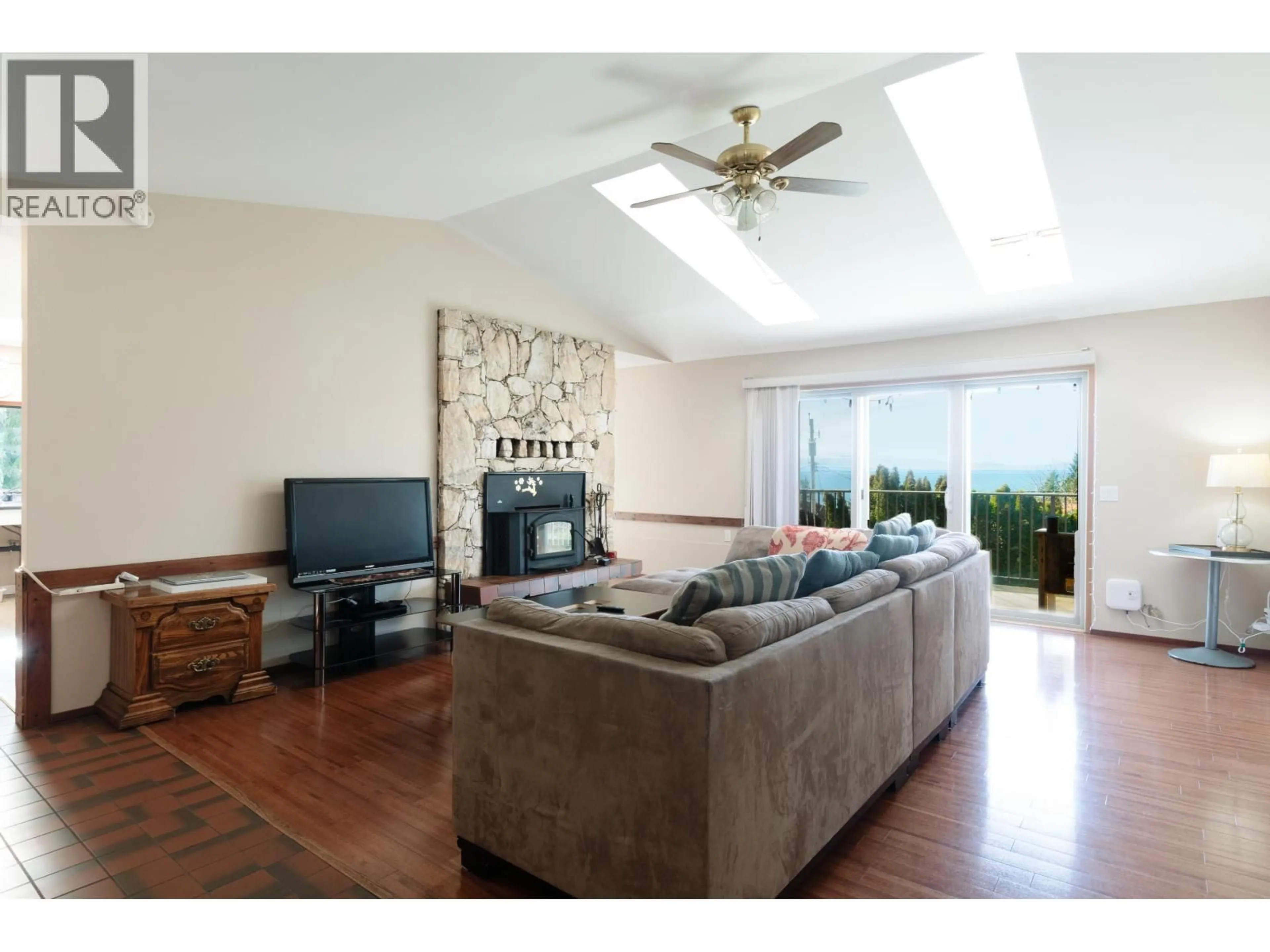 Living room with furniture, unknown for 4902 LAUREL AVENUE, Sechelt British Columbia V7Z0B7