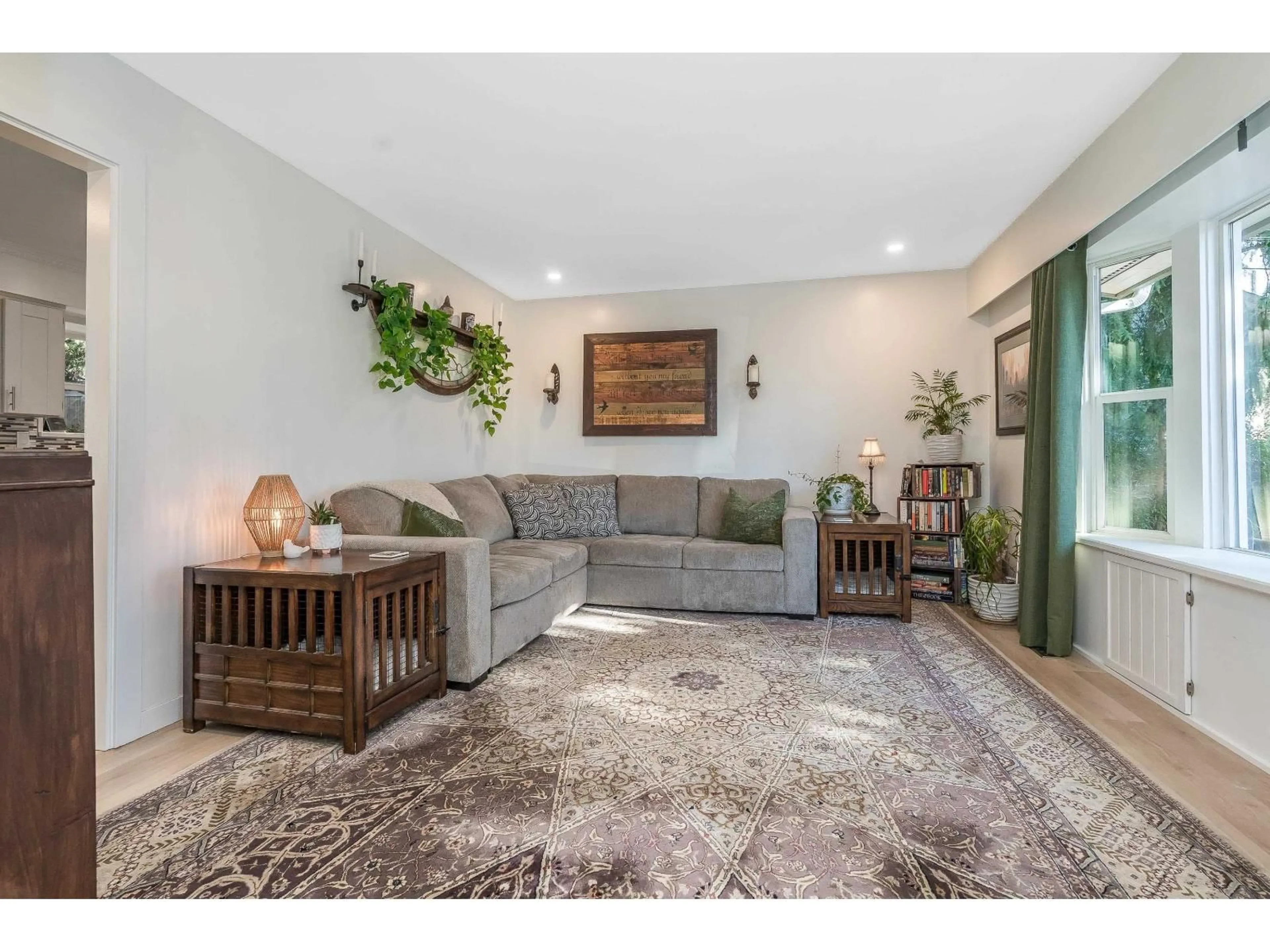 Living room with furniture, unknown for 32495 MCRAE AVENUE, Mission British Columbia V2V2L6