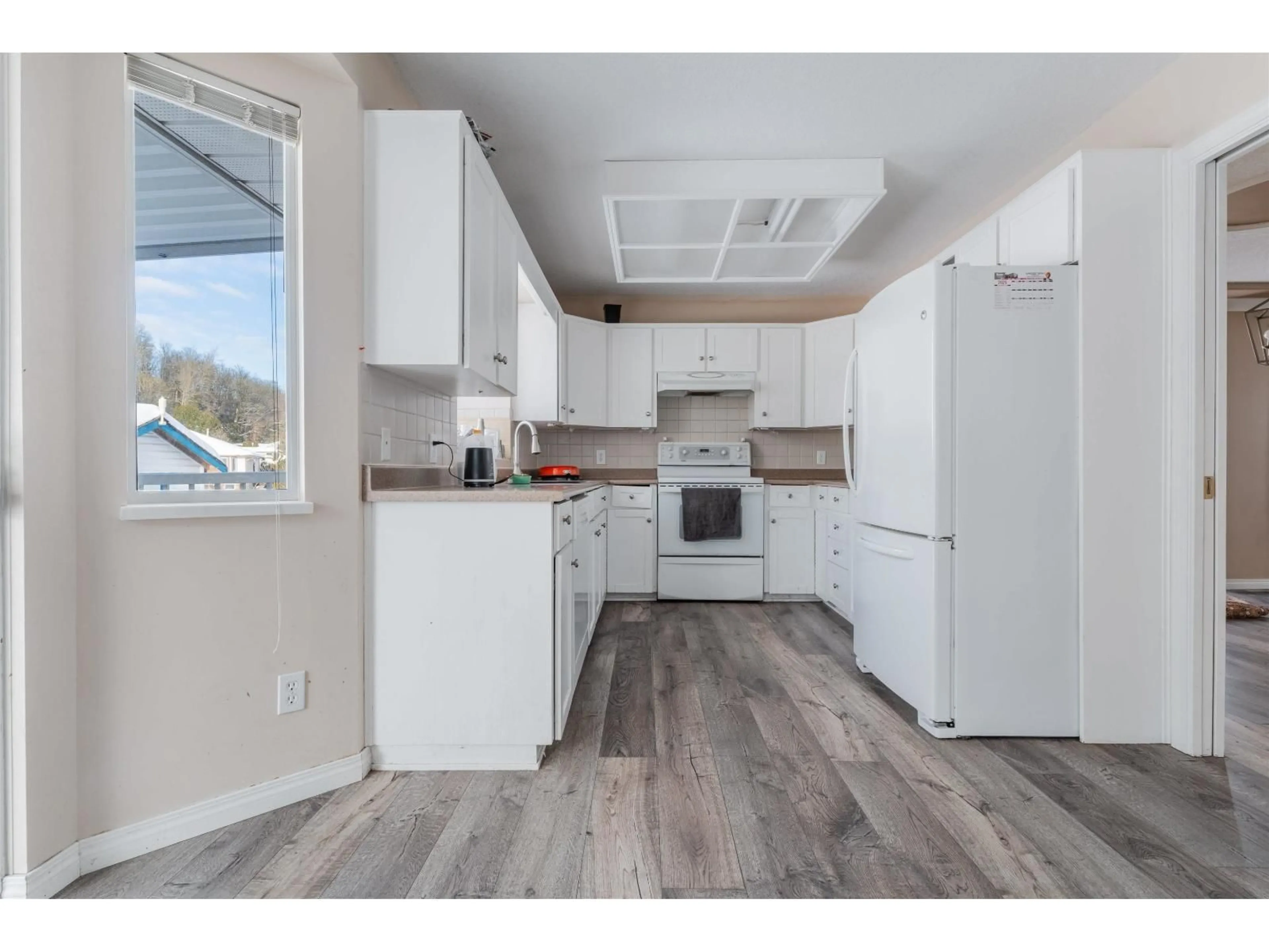Open concept kitchen, wood/laminate floor for 2907 CROSSLEY DRIVE, Abbotsford British Columbia V2T5H1